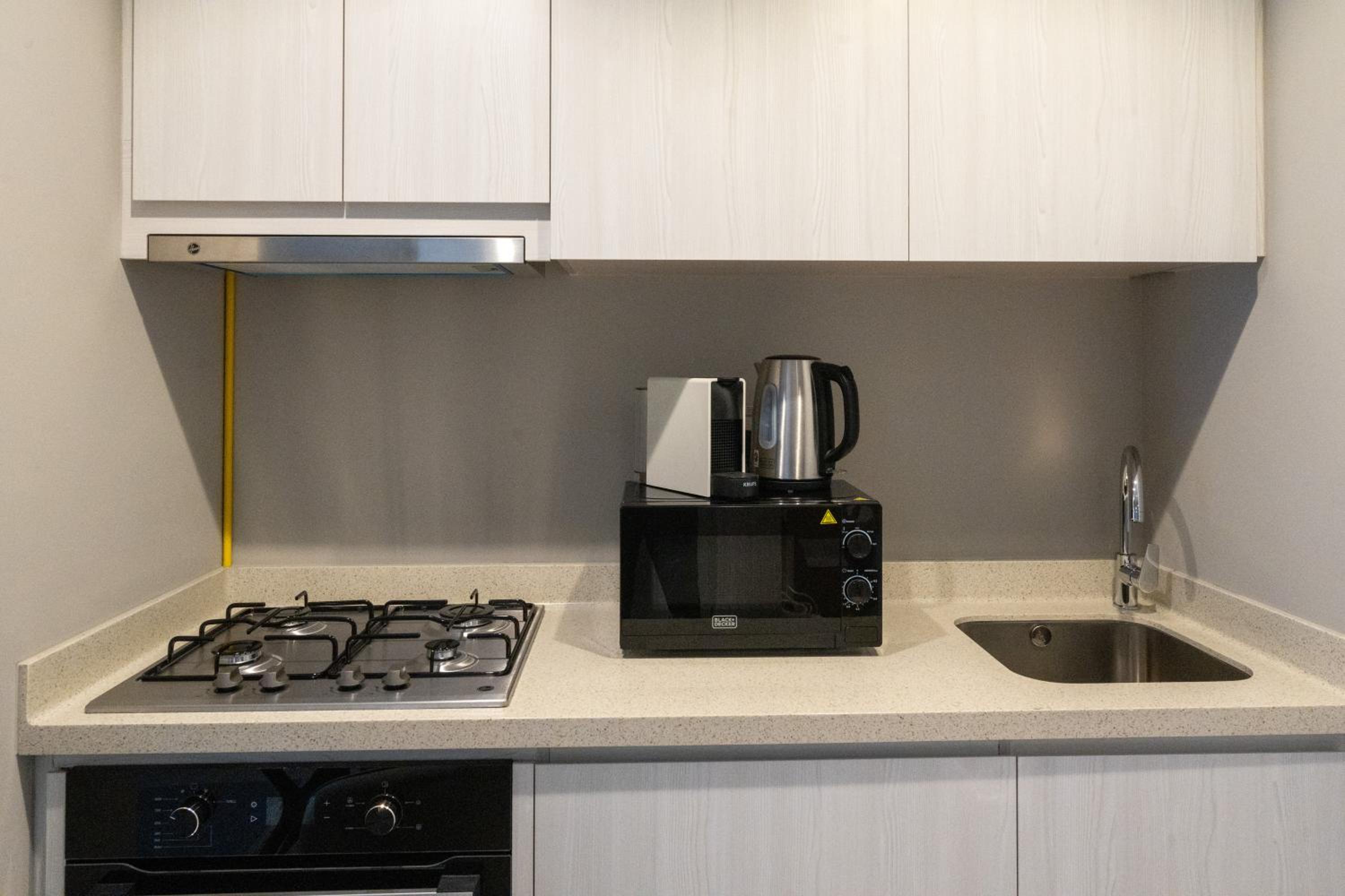 Keyrock Living - Lakeview Luxury with Pool Access