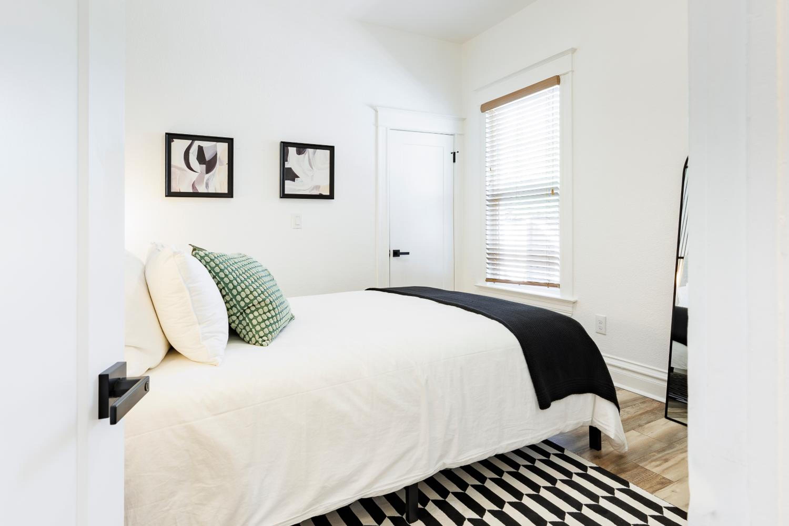 Lux Newly Remodeled DT, Patio, Fully Stocked 5Bd, 3Ba