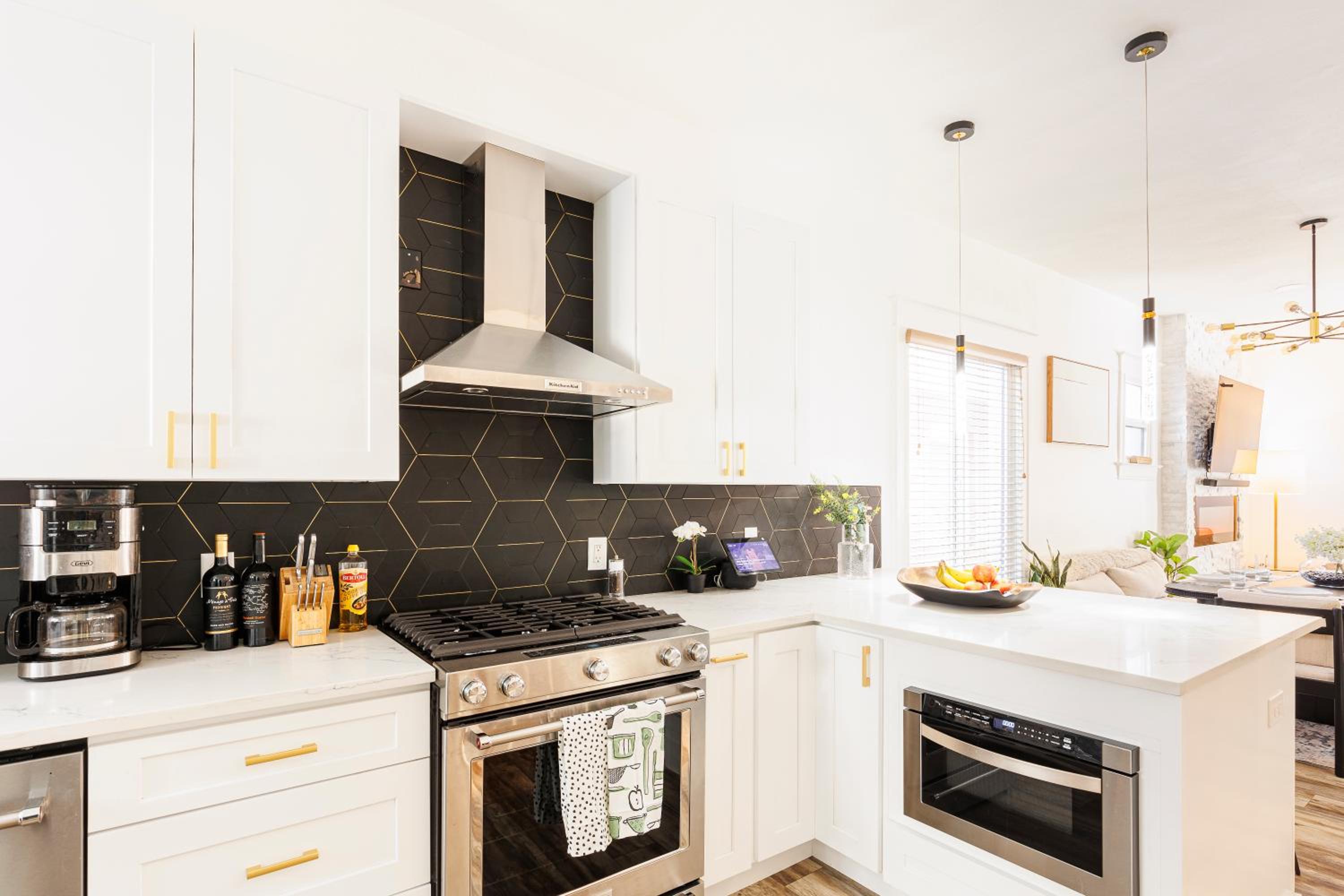 Lux Newly Remodeled DT, Patio, Fully Stocked 5Bd, 3Ba