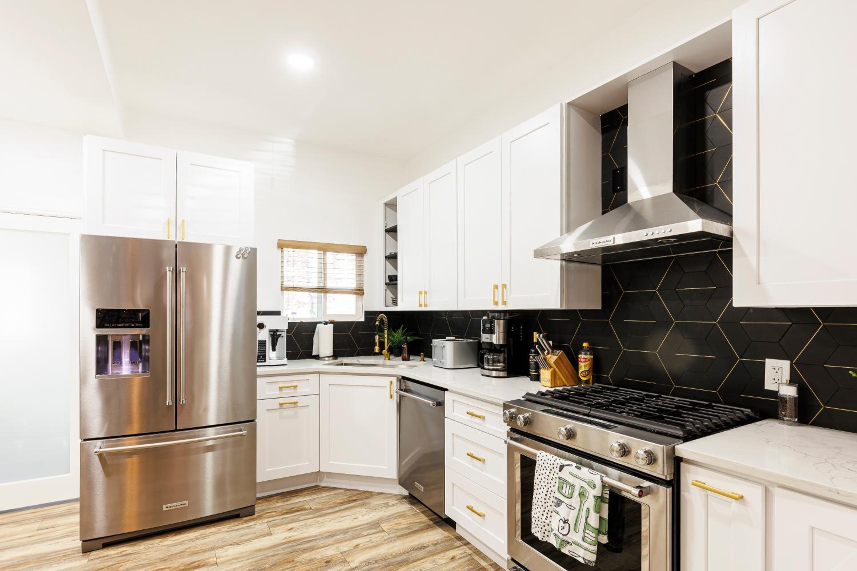 Lux Newly Remodeled DT, Patio, Fully Stocked 5Bd, 3Ba