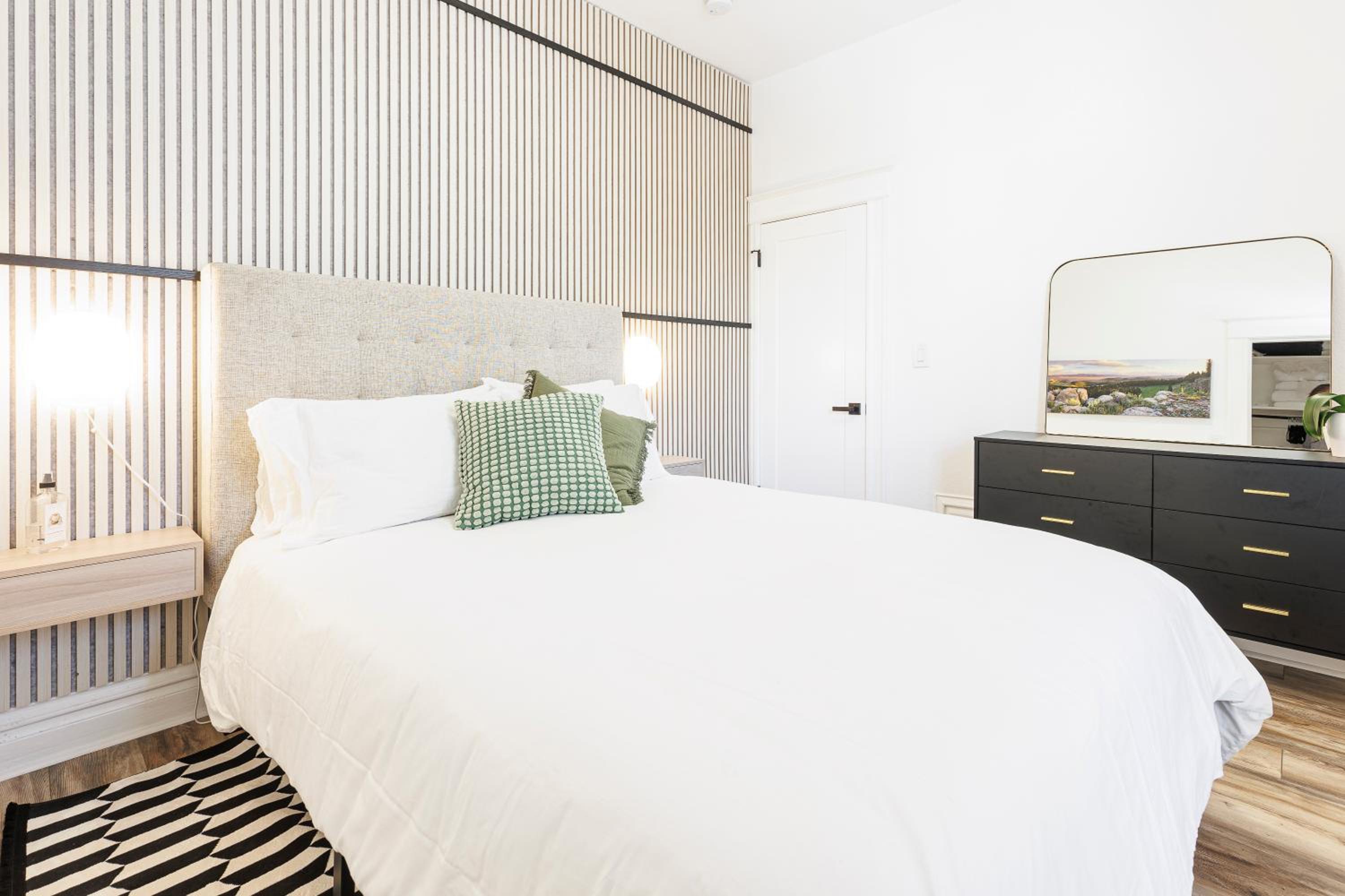 Lux Newly Remodeled DT, Patio, Fully Stocked 5Bd, 3Ba