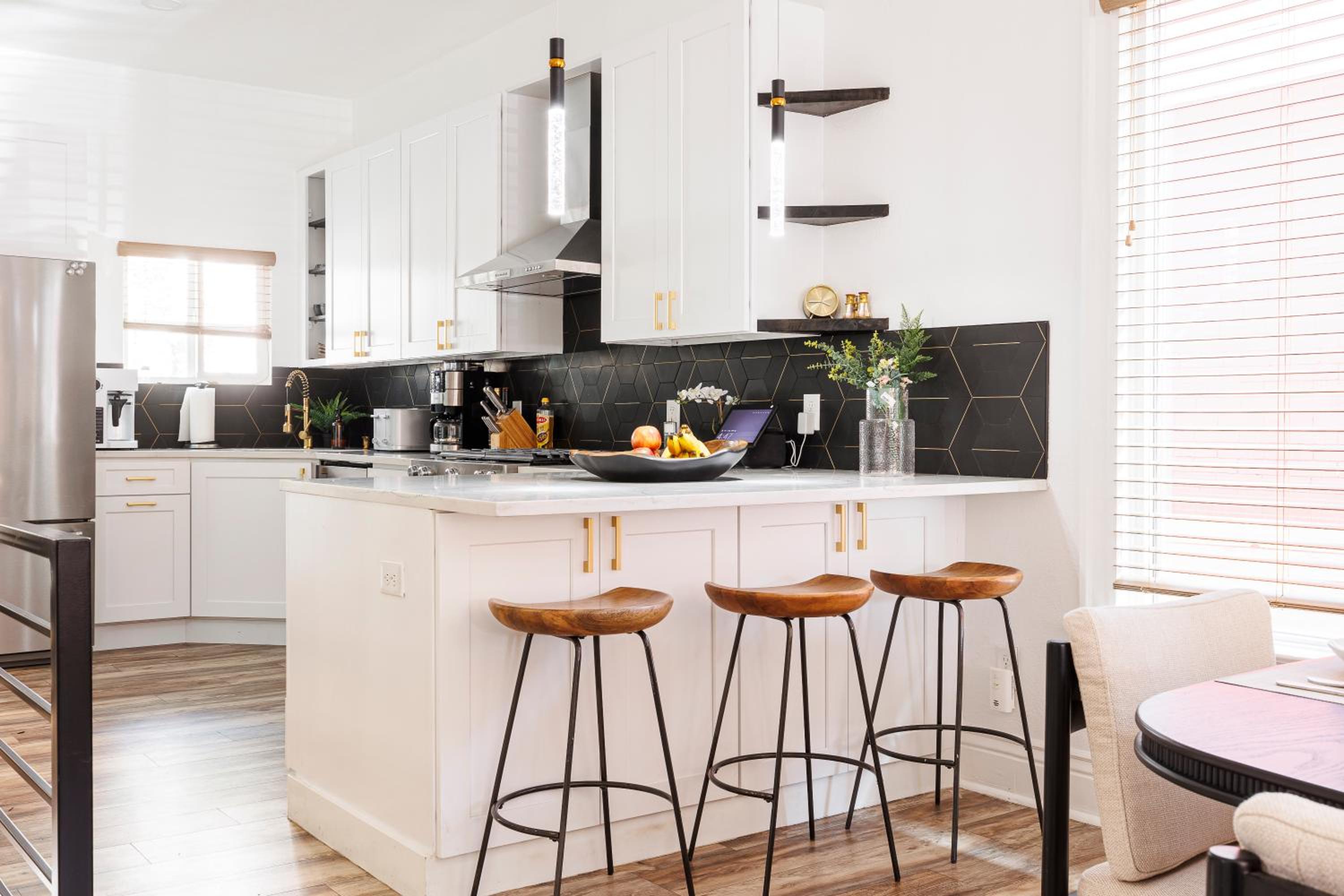 Lux Newly Remodeled DT, Patio, Fully Stocked 5Bd, 3Ba