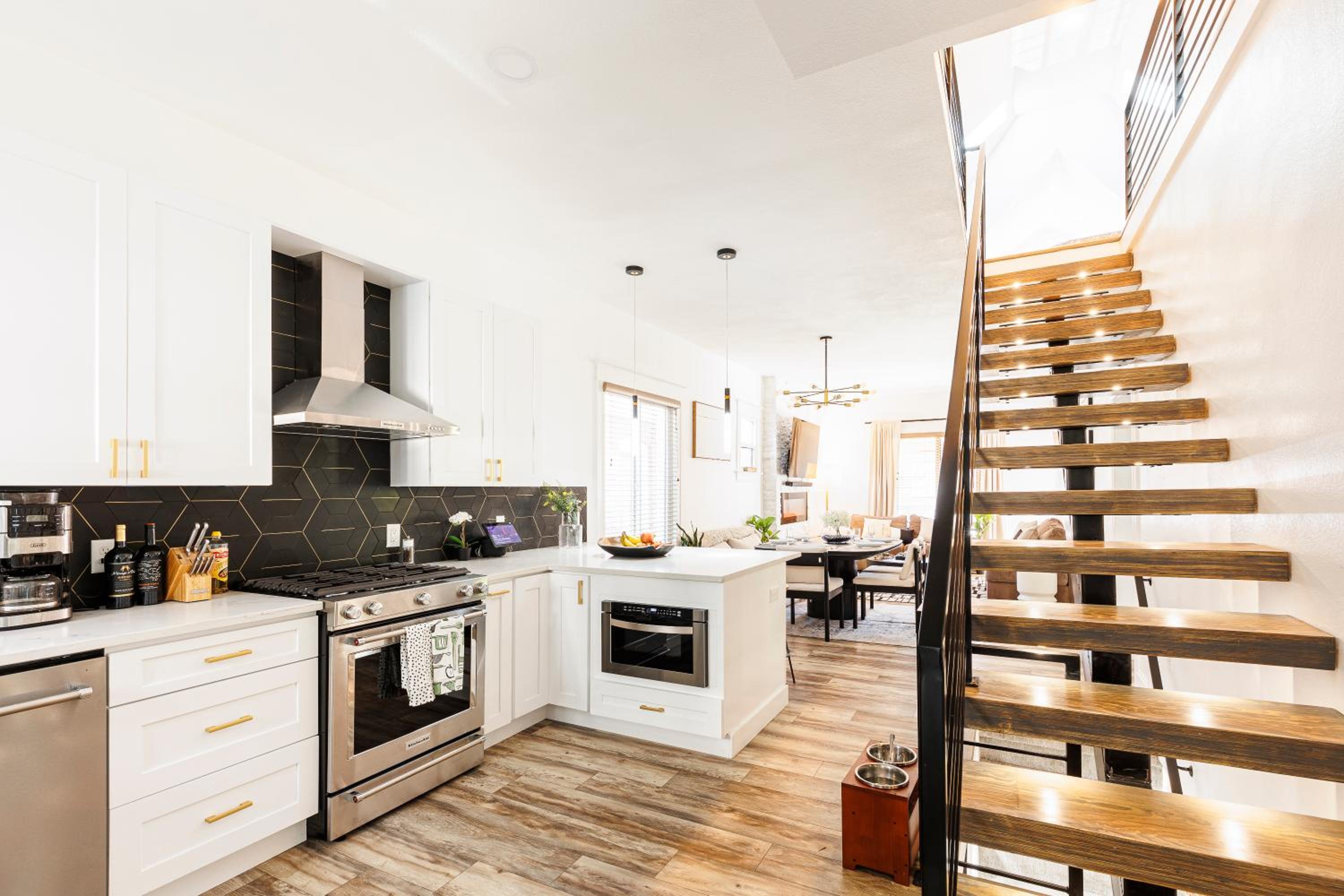 Lux Newly Remodeled DT, Patio, Fully Stocked 5Bd, 3Ba