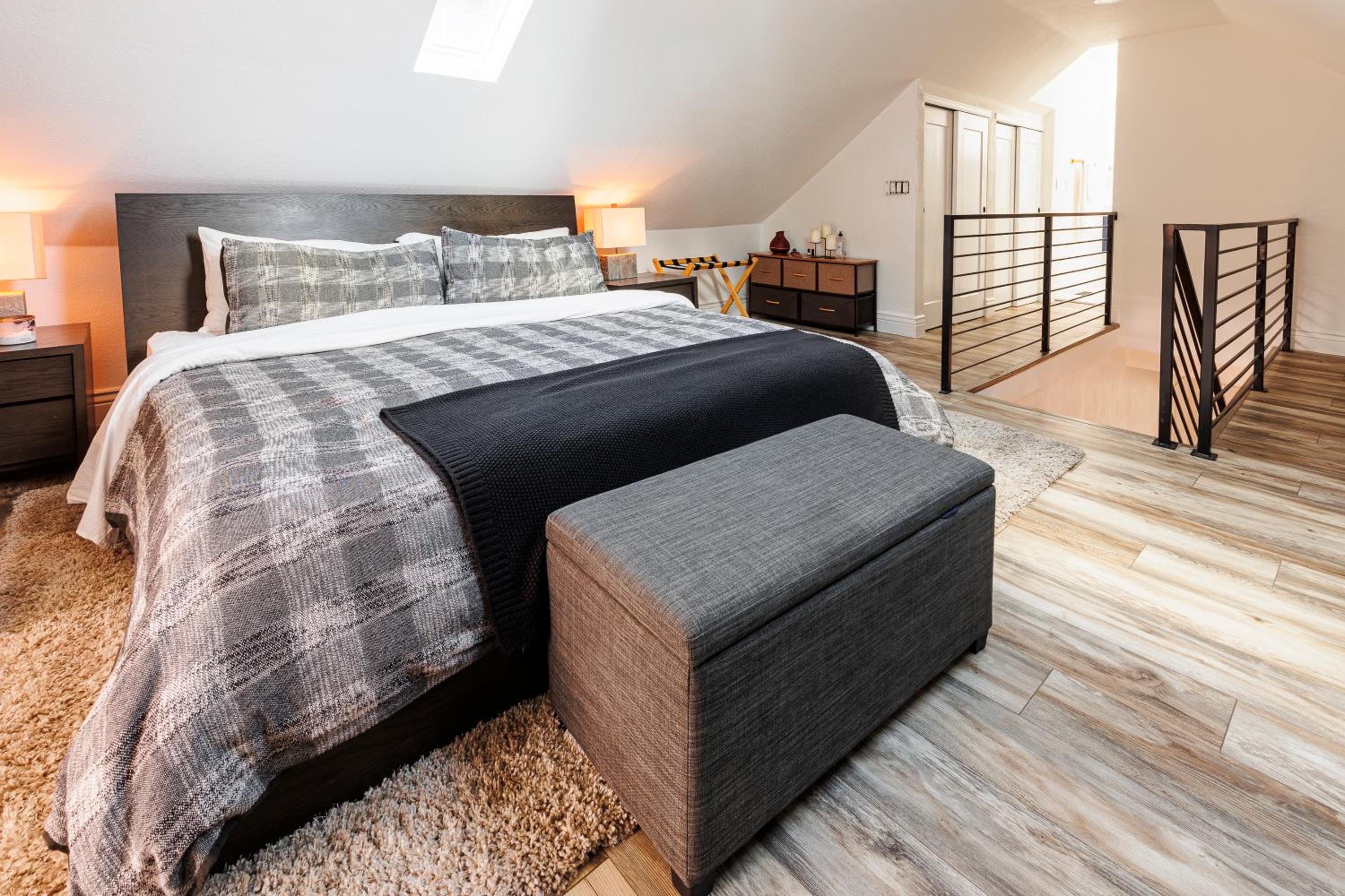Lux Newly Remodeled DT, Patio, Fully Stocked 5Bd, 3Ba