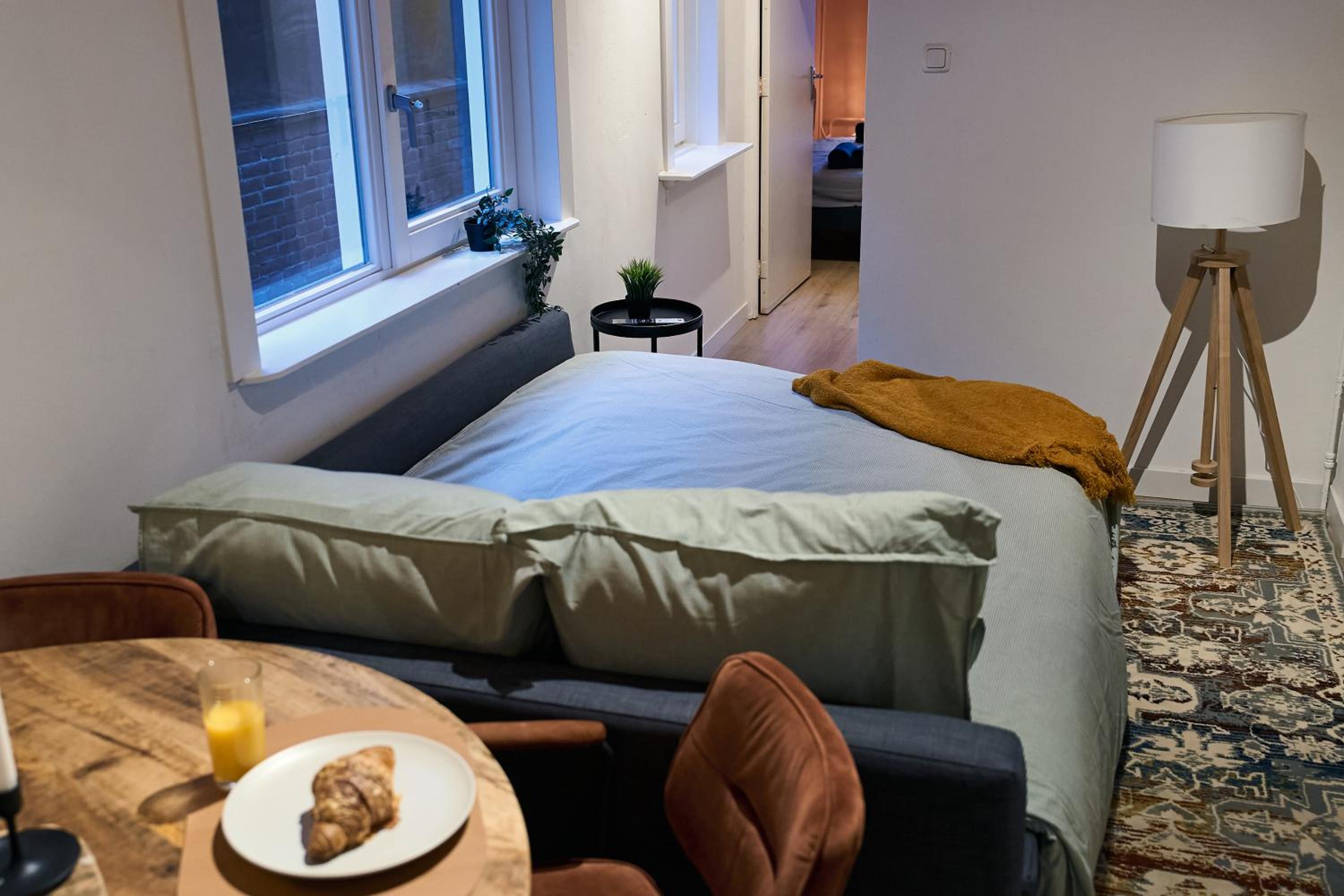 Central Apartment Above Lively Bar in Busy Street 2