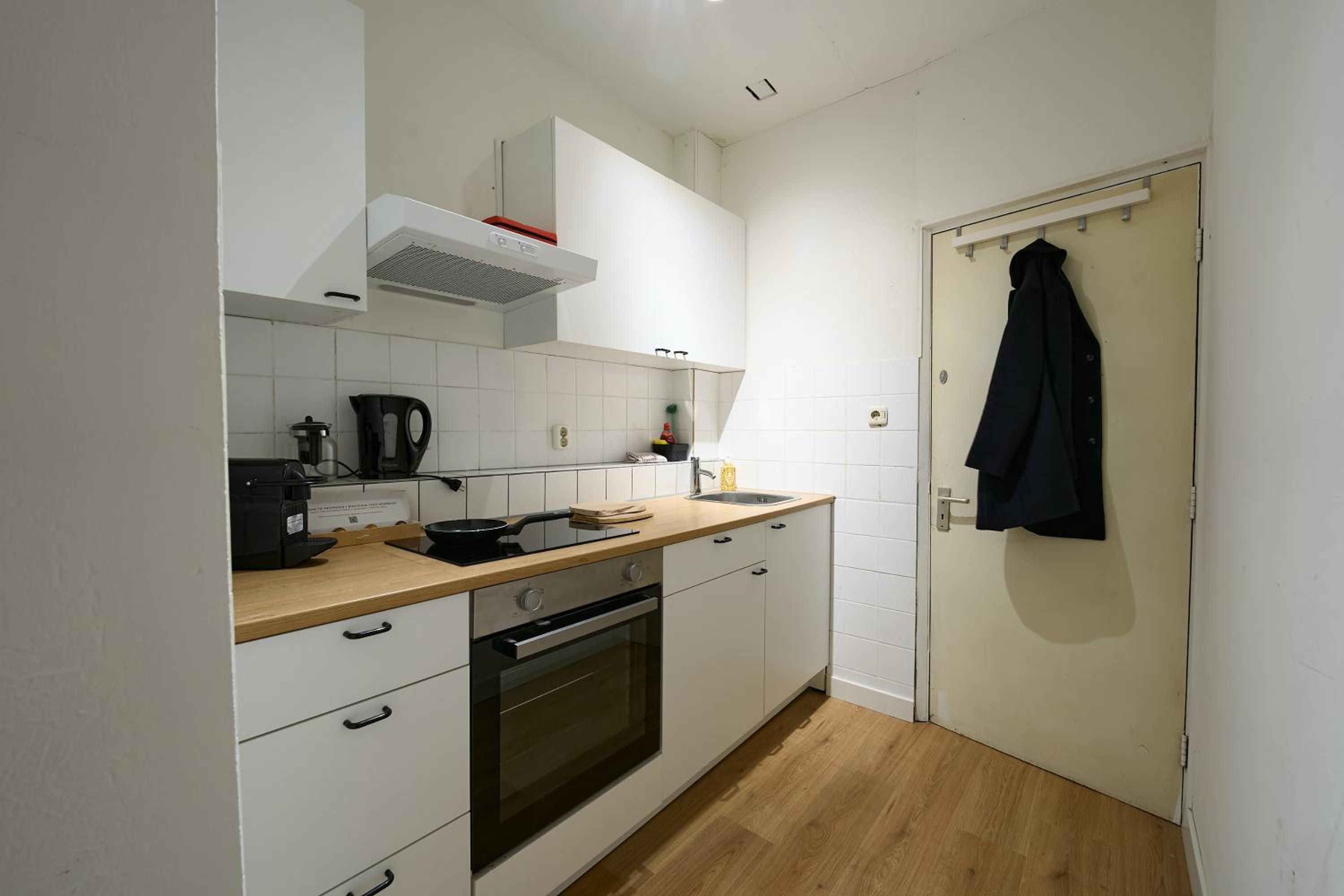 Central Apartment Above Lively Bar in Busy Street 2