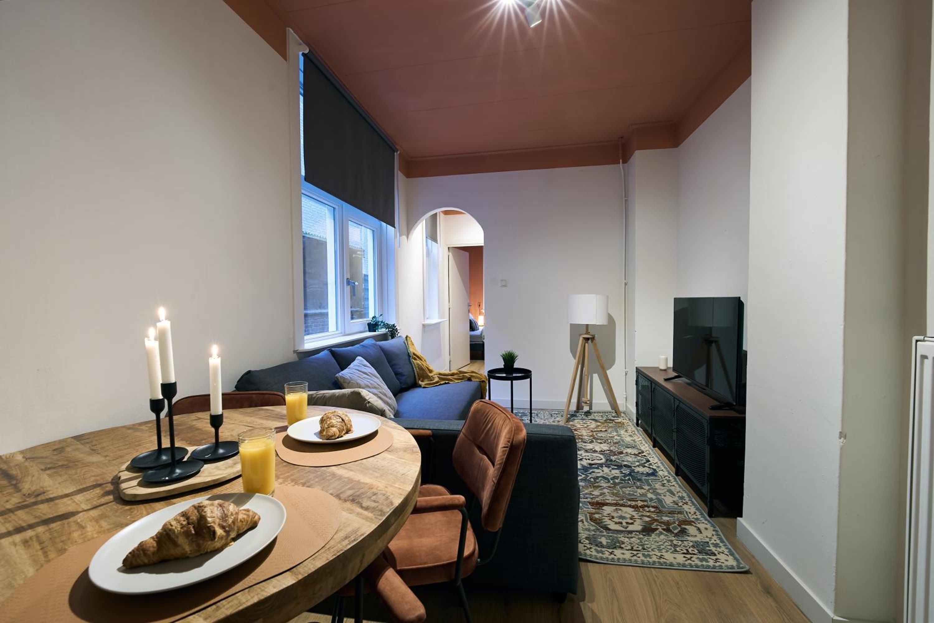 Central Apartment Above Lively Bar in Busy Street 2