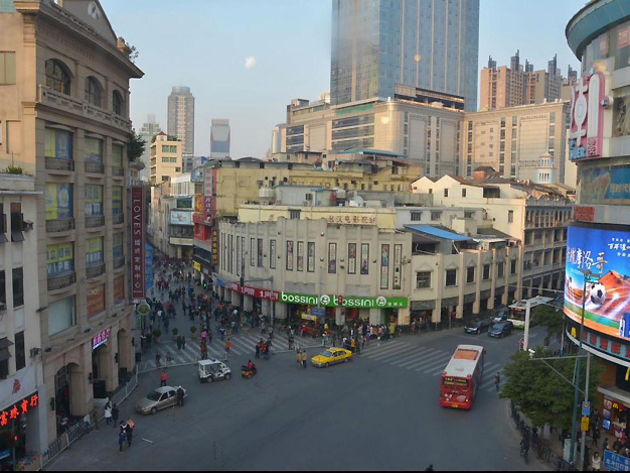 Barton International Residence Guangzhou - located in the city center adjacent to Beijing Road Pedestrian Street and Dafo Temple and close to the subway