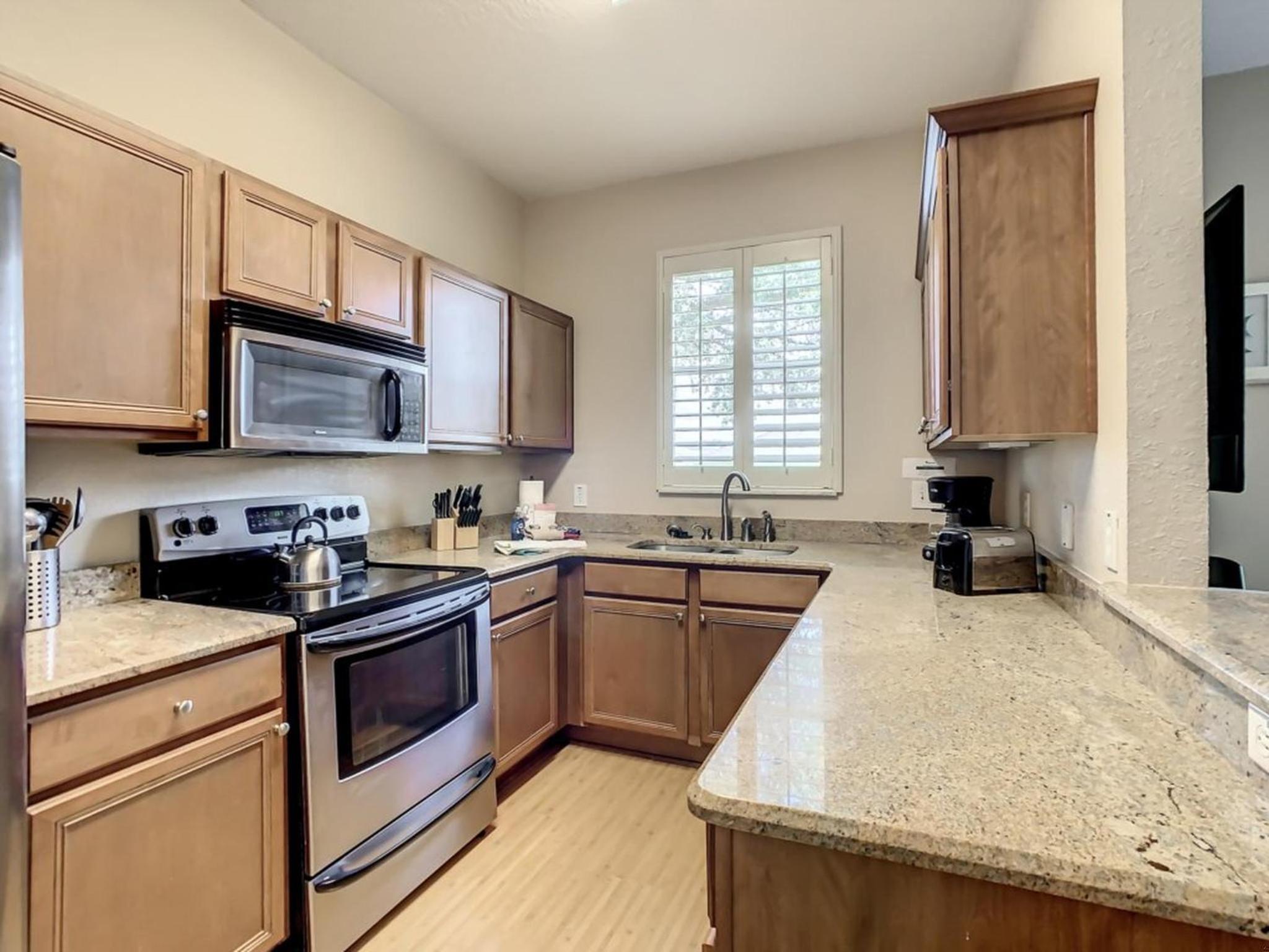 Anna’s Regal Townhome: Comfort & Style Await