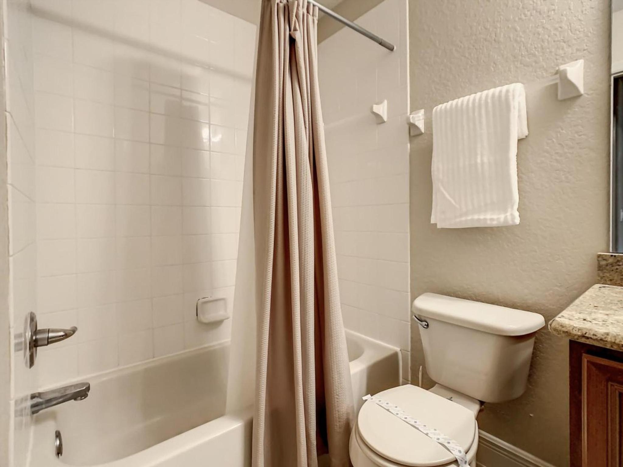 Anna’s Regal Townhome: Comfort & Style Await