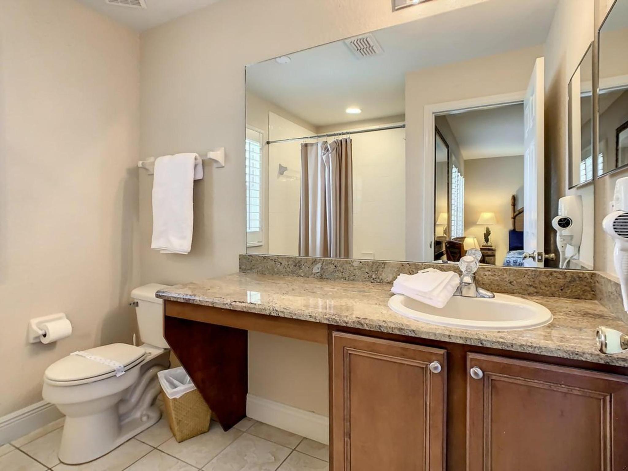 Anna’s Regal Townhome: Comfort & Style Await