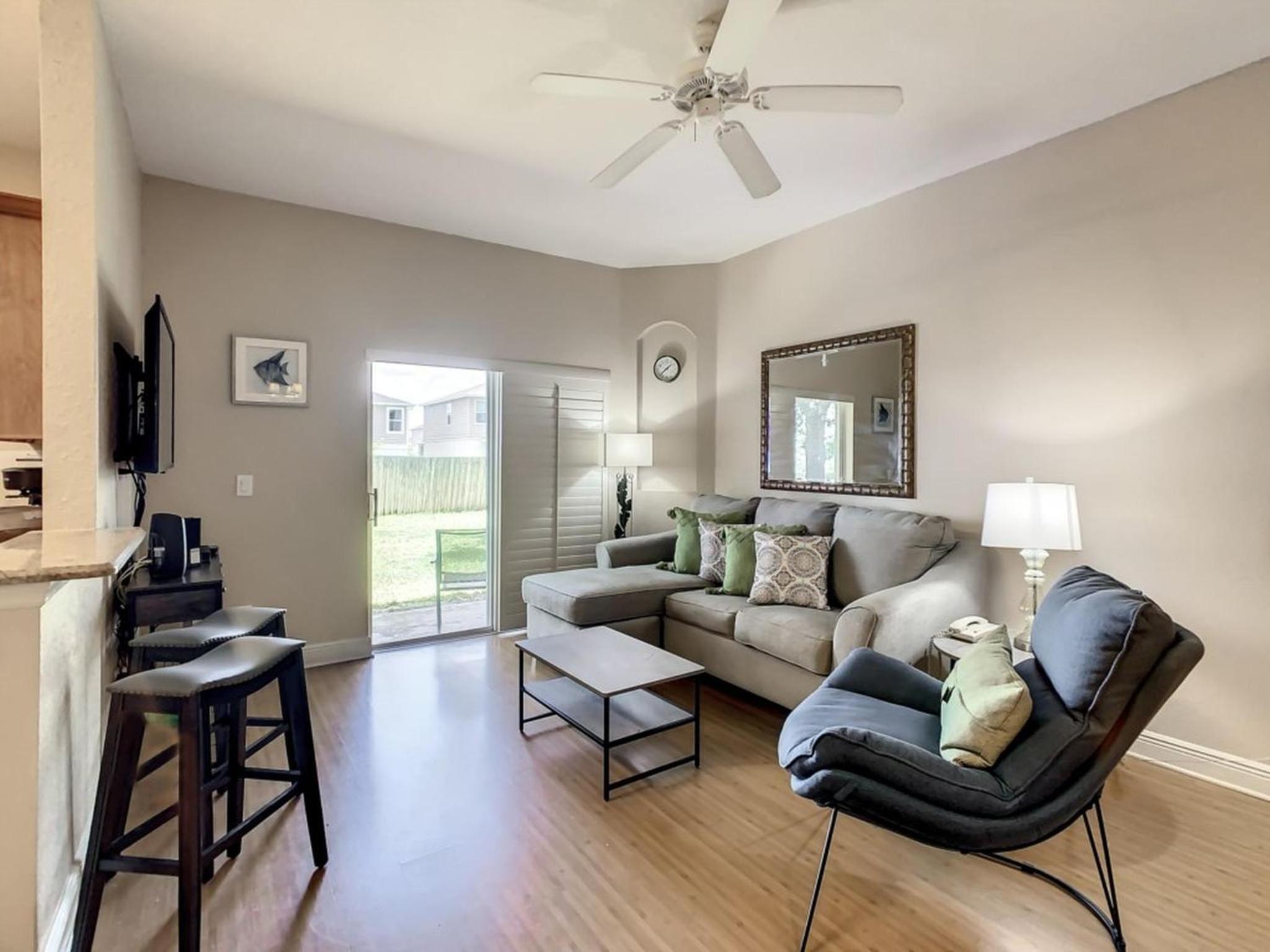 Anna’s Regal Townhome: Comfort & Style Await