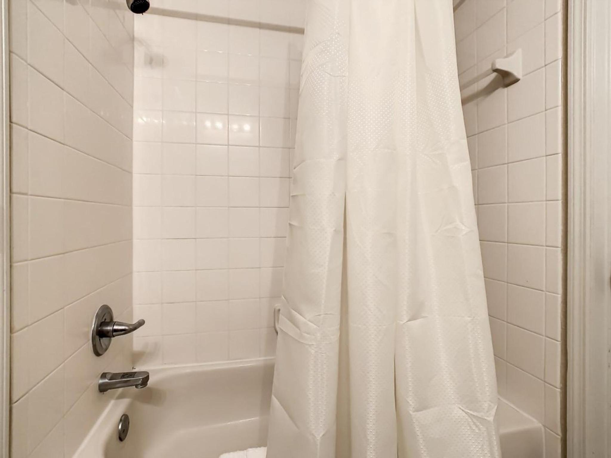Anna’s Regal Townhome: Comfort & Style Await