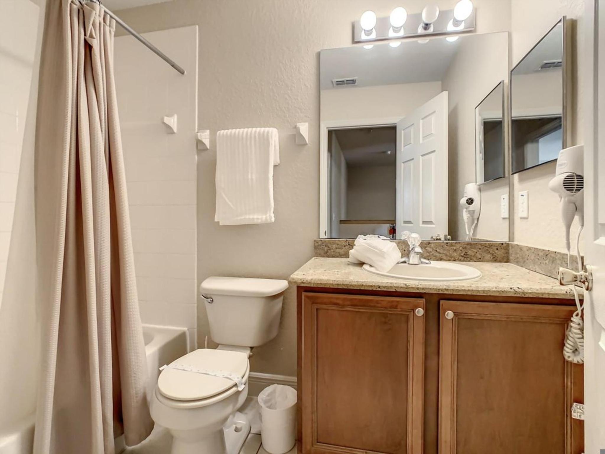 Anna’s Regal Townhome: Comfort & Style Await