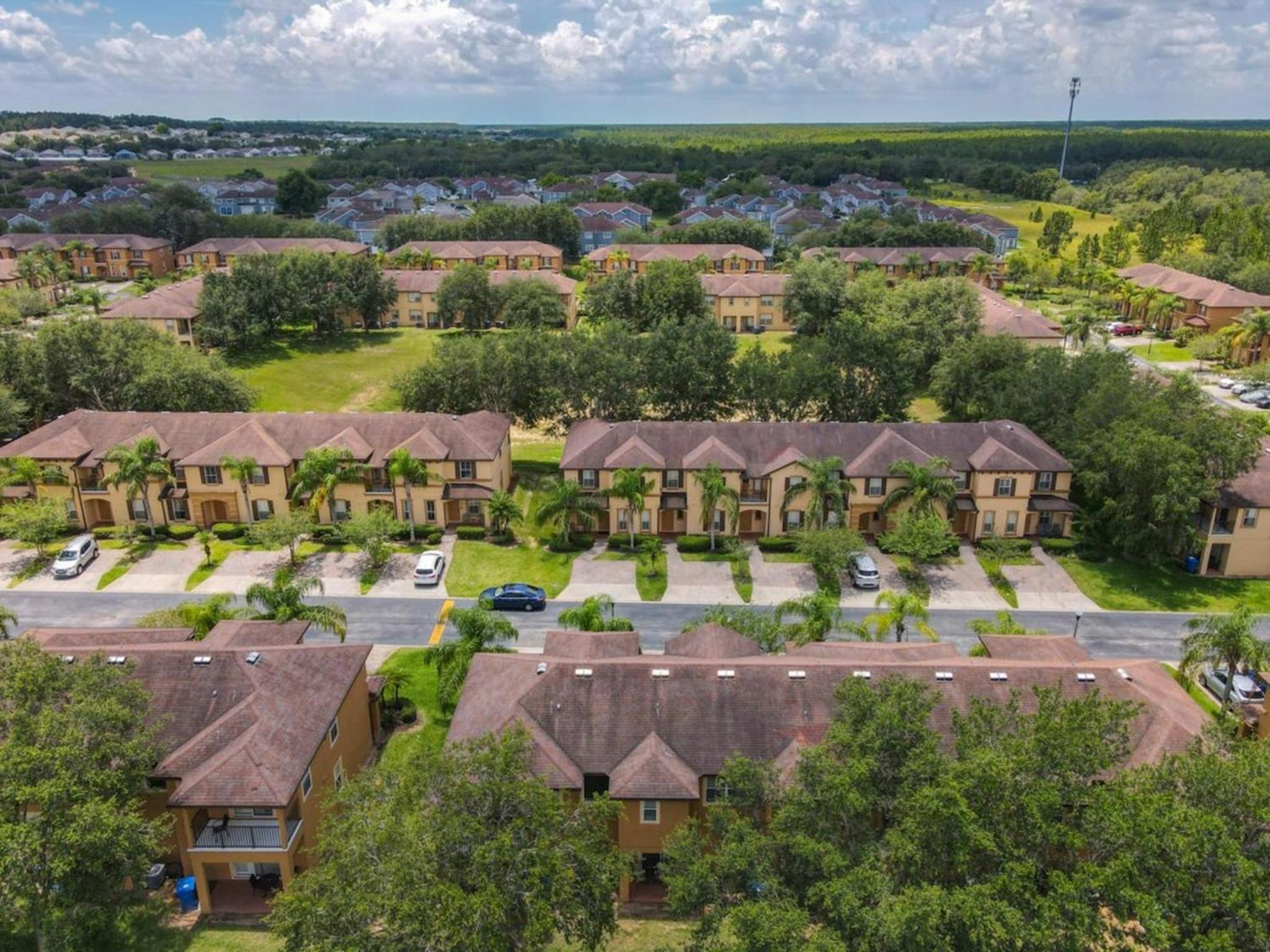 Anna’s Regal Townhome: Comfort & Style Await