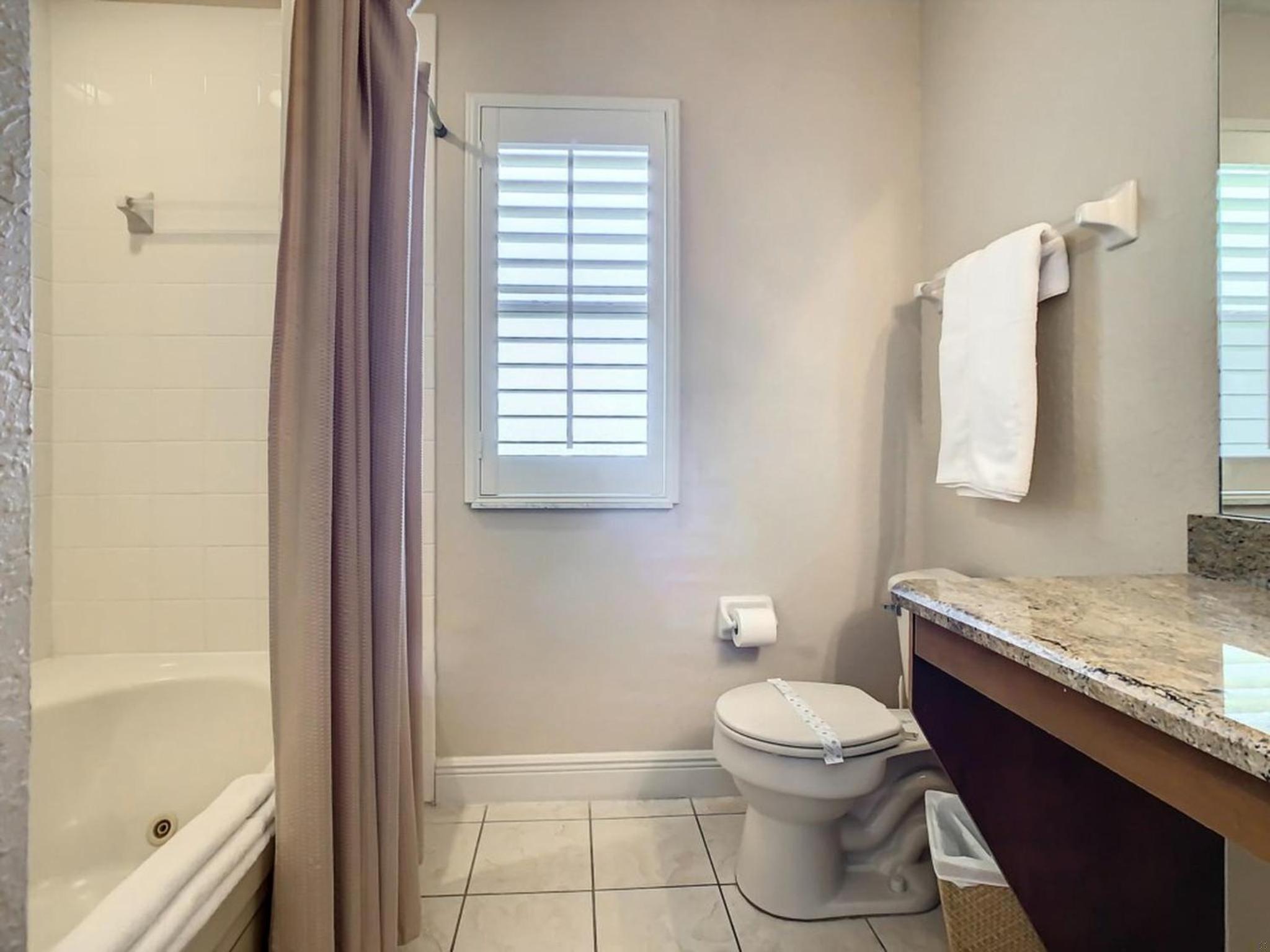 Anna’s Regal Townhome: Comfort & Style Await