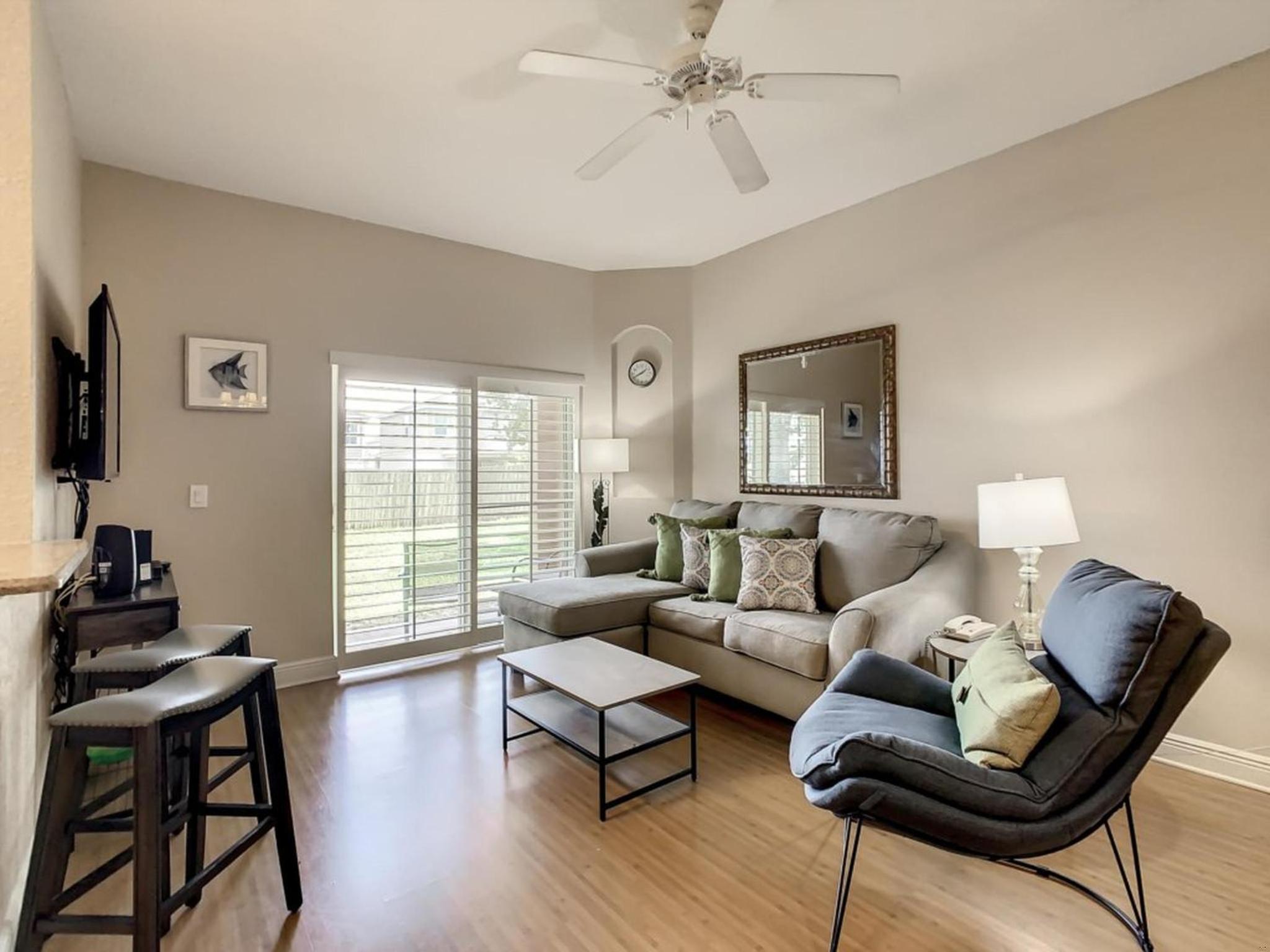 Anna’s Regal Townhome: Comfort & Style Await