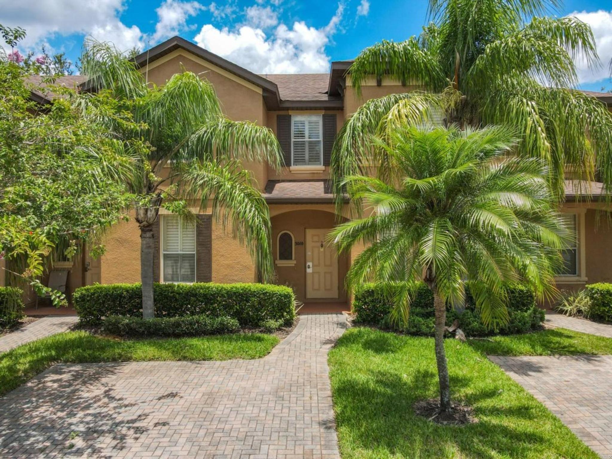 Anna’s Regal Townhome: Comfort & Style Await