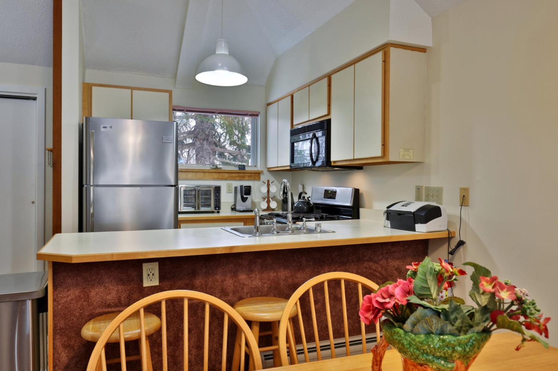 Woods Resort and Spa - Cozy 2-Bedroom Condo Minutes to Ski Resort - Spa, Pool, Hot Tub, Tennis, Fireplace
