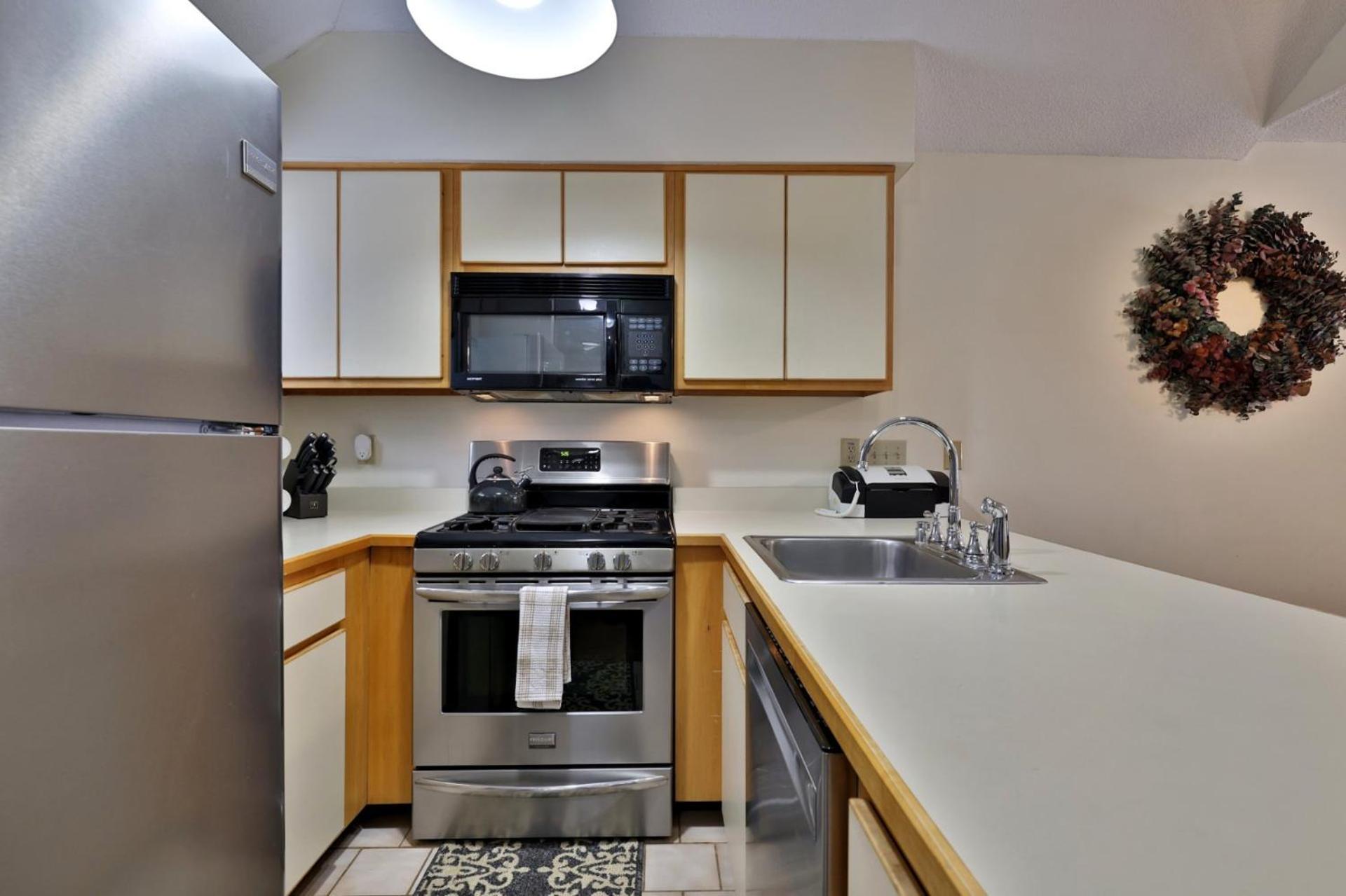 Woods Resort and Spa - Cozy 2-Bedroom Condo Minutes to Ski Resort - Spa, Pool, Hot Tub, Tennis, Fireplace