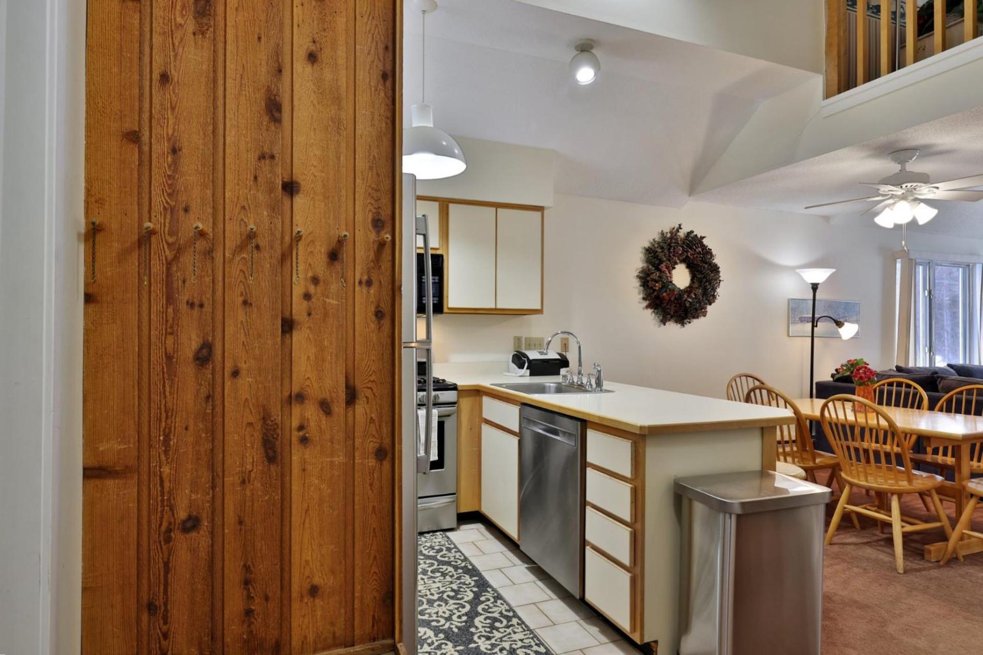 Woods Resort and Spa - Cozy 2-Bedroom Condo Minutes to Ski Resort - Spa, Pool, Hot Tub, Tennis, Fireplace