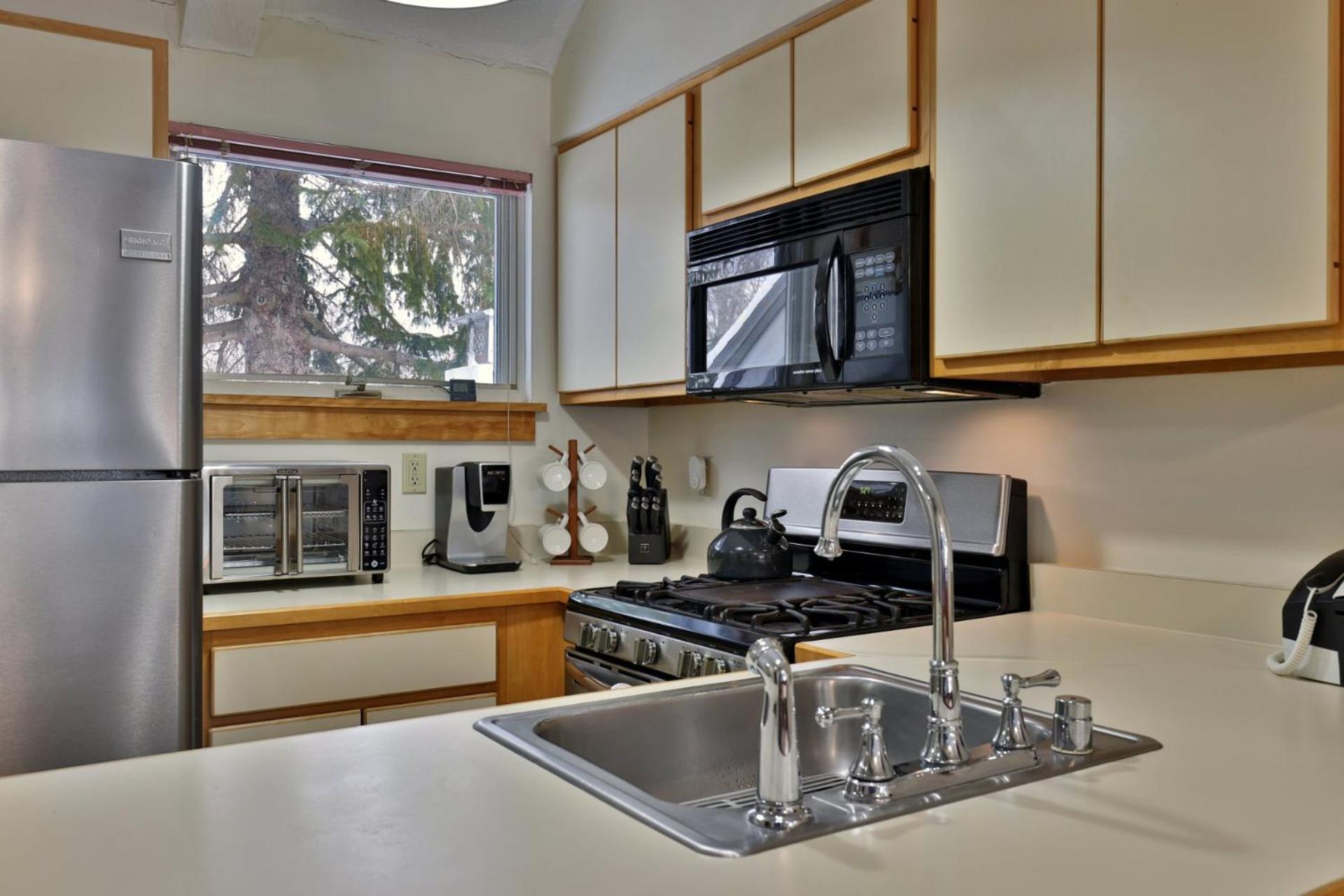 Woods Resort and Spa - Cozy 2-Bedroom Condo Minutes to Ski Resort - Spa, Pool, Hot Tub, Tennis, Fireplace