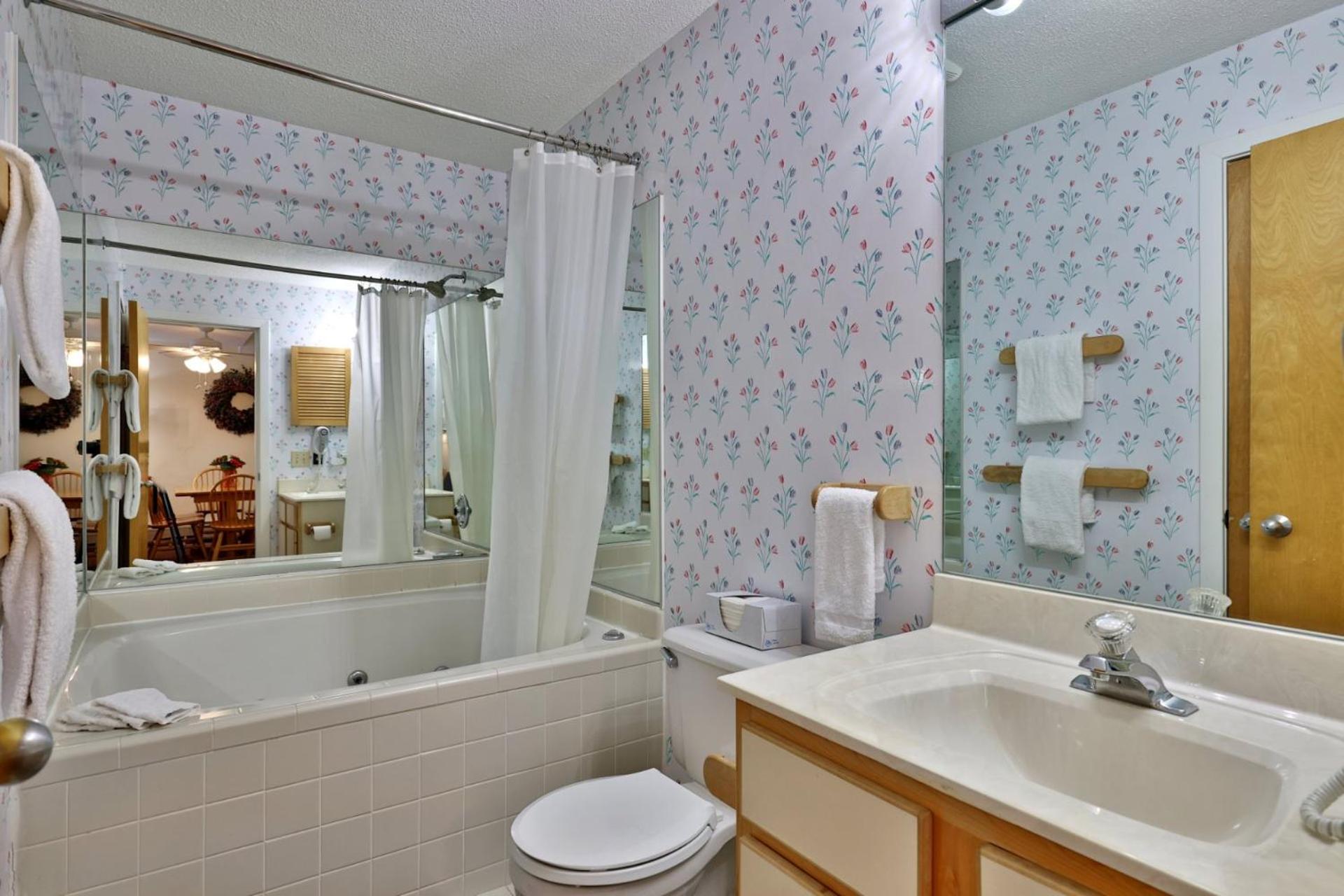 Woods Resort and Spa - Cozy 2-Bedroom Condo Minutes to Ski Resort - Spa, Pool, Hot Tub, Tennis, Fireplace