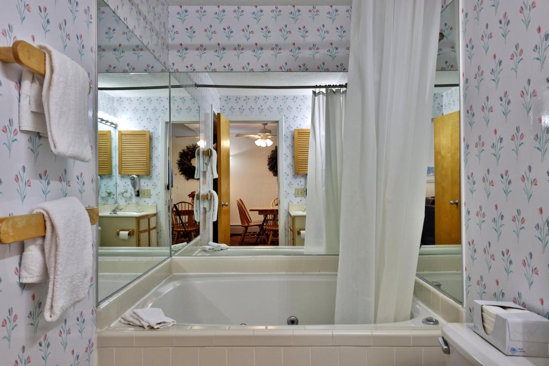 Woods Resort and Spa - Cozy 2-Bedroom Condo Minutes to Ski Resort - Spa, Pool, Hot Tub, Tennis, Fireplace