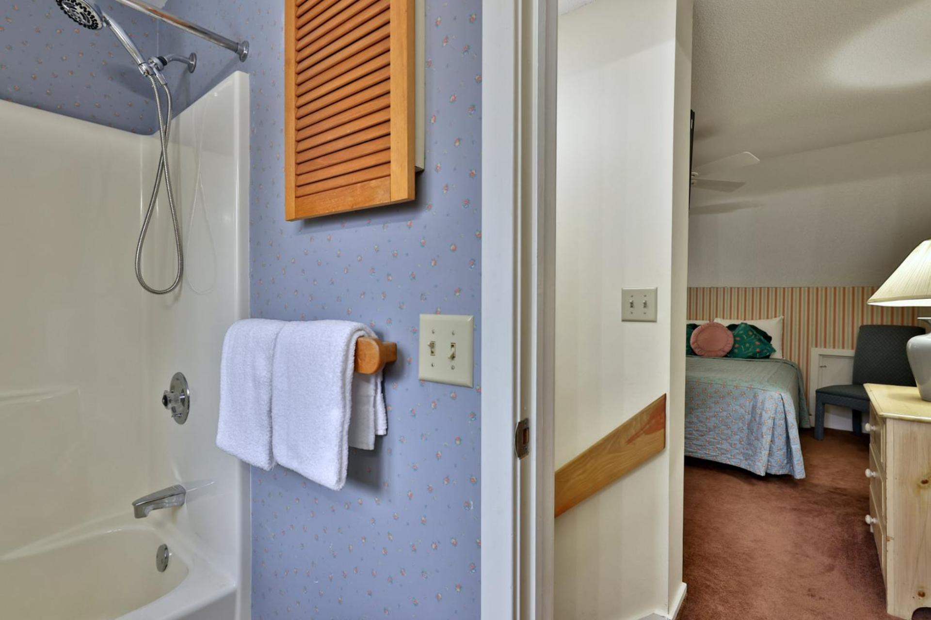 Woods Resort and Spa - Cozy 2-Bedroom Condo Minutes to Ski Resort - Spa, Pool, Hot Tub, Tennis, Fireplace