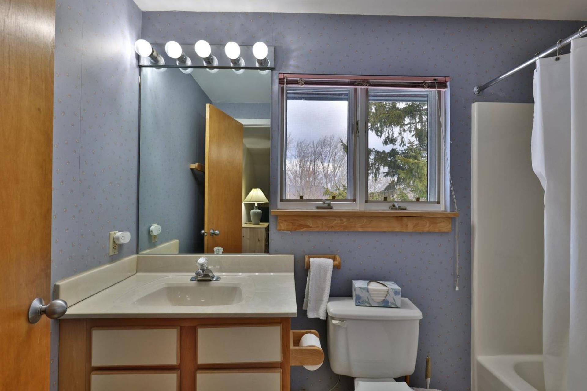Woods Resort and Spa - Cozy 2-Bedroom Condo Minutes to Ski Resort - Spa, Pool, Hot Tub, Tennis, Fireplace
