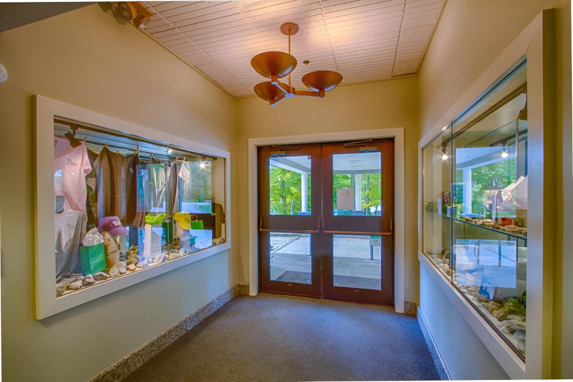 Woods Resort and Spa - Cozy 2-Bedroom Condo Minutes to Ski Resort - Spa, Pool, Hot Tub, Tennis, Fireplace