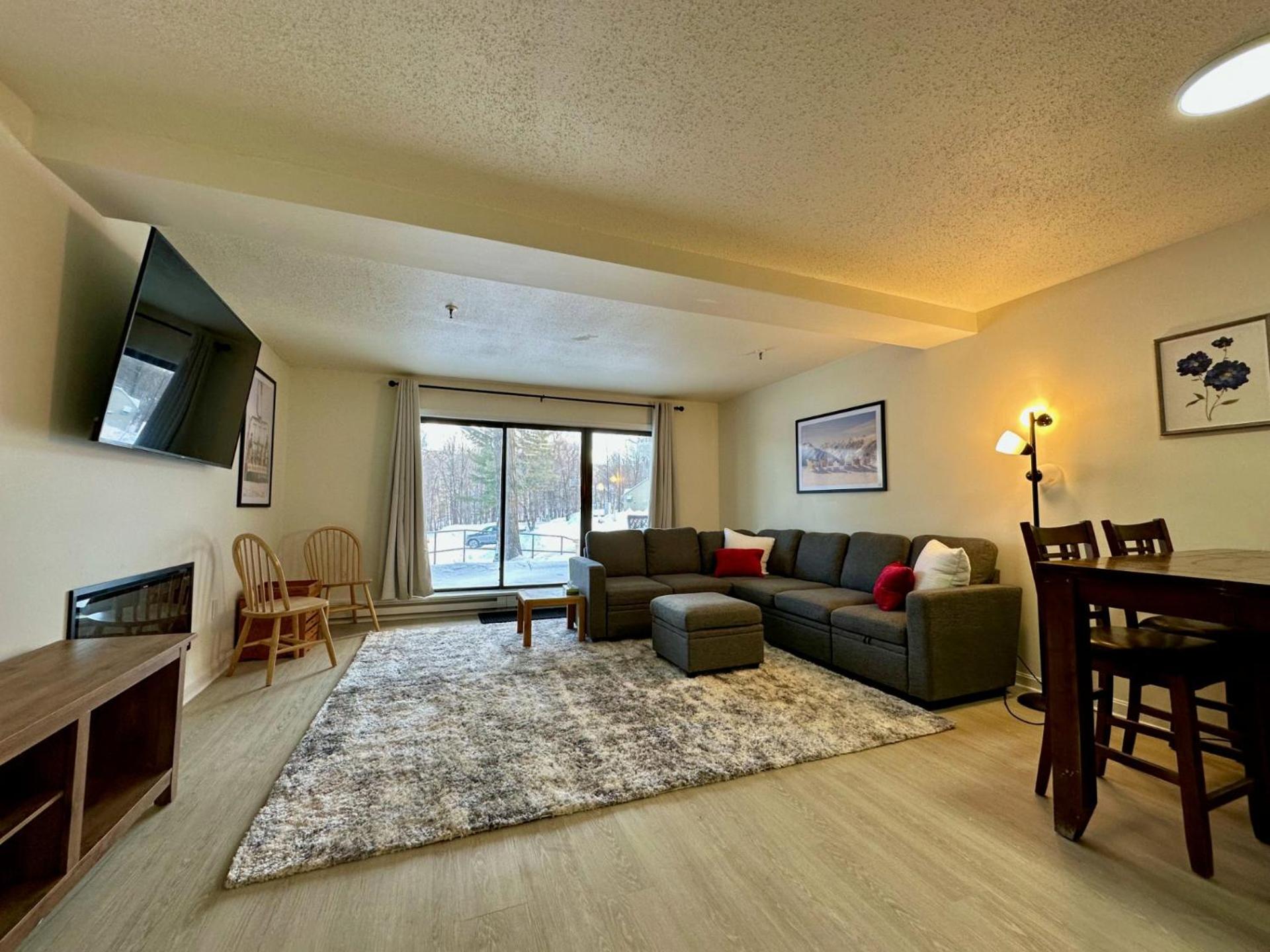 Mountain Green Resort - 2BR, 2BA Renovated Condo, Pool, Hot Tub, Shuttle, Gym, Restaurant