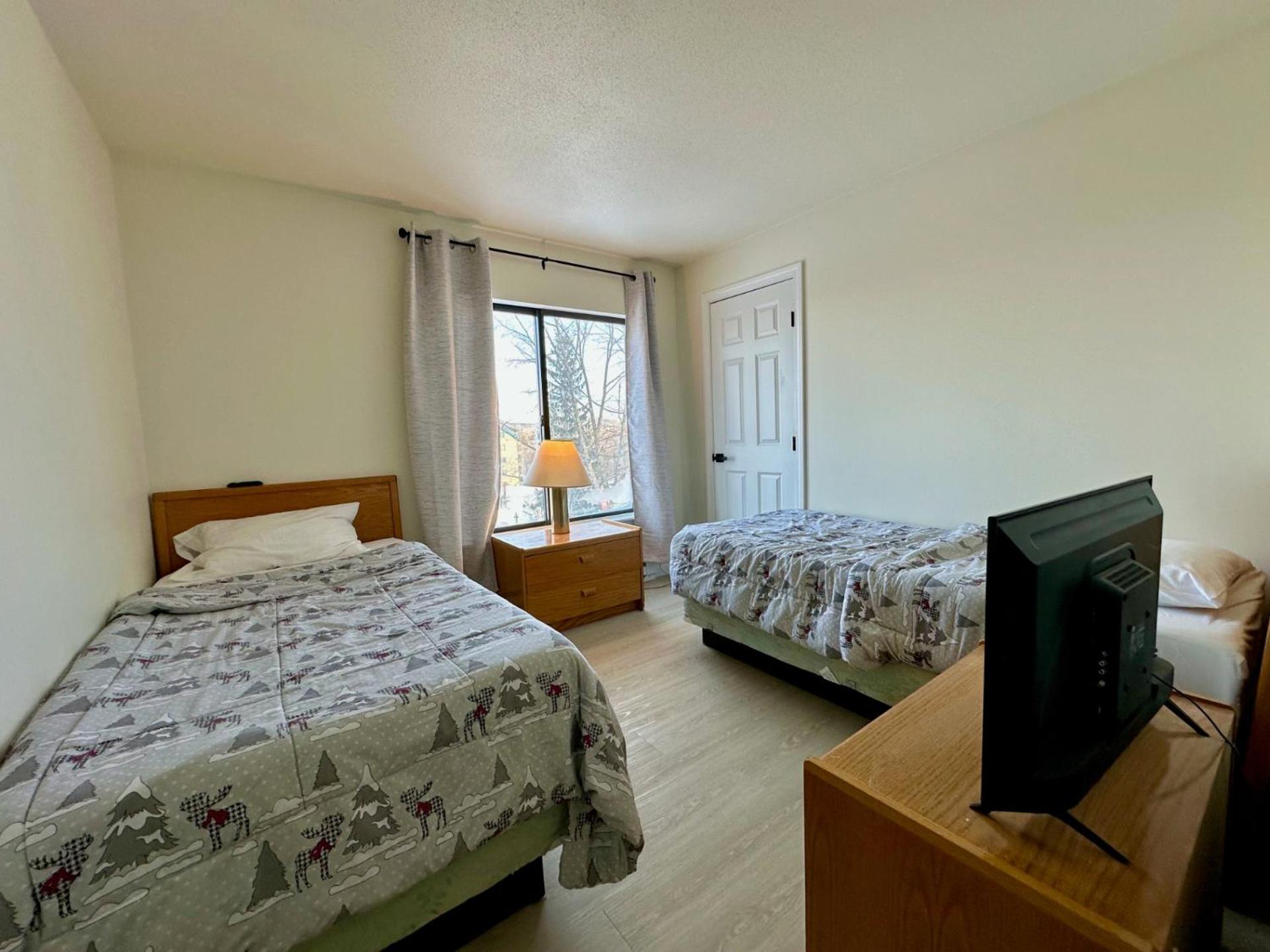 Mountain Green Resort - 2BR, 2BA Renovated Condo, Pool, Hot Tub, Shuttle, Gym, Restaurant