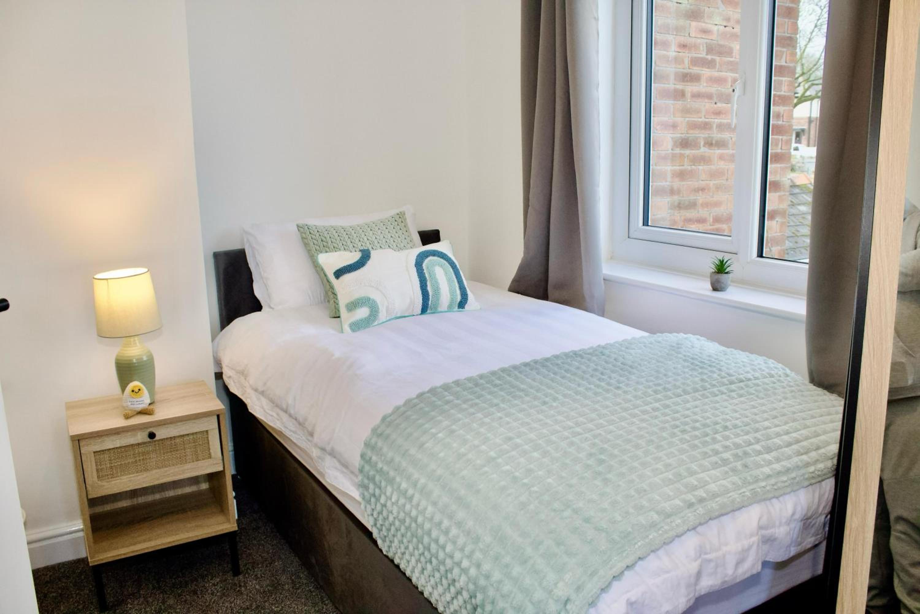 Cosy 2-Bed Home Near St Helens Centre - Free WiFi