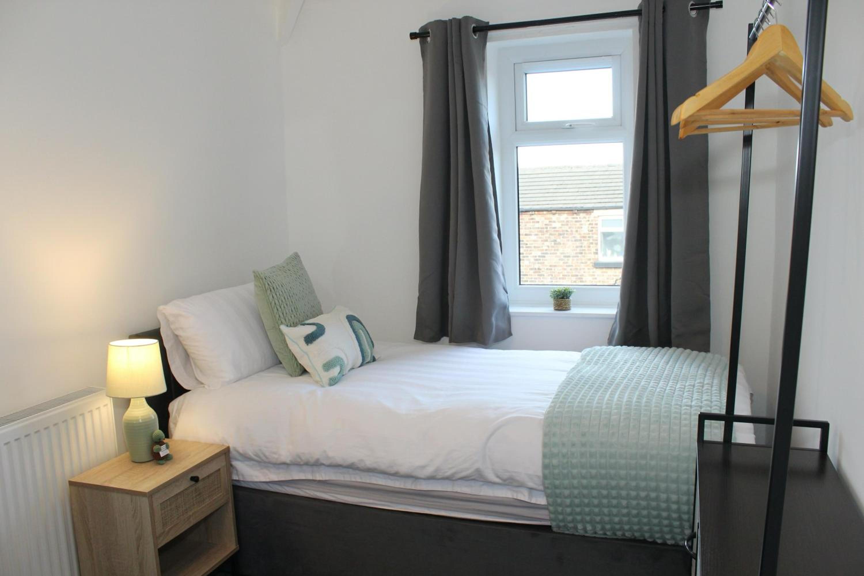 Cosy 2-Bed Home Near St Helens Centre - Free WiFi