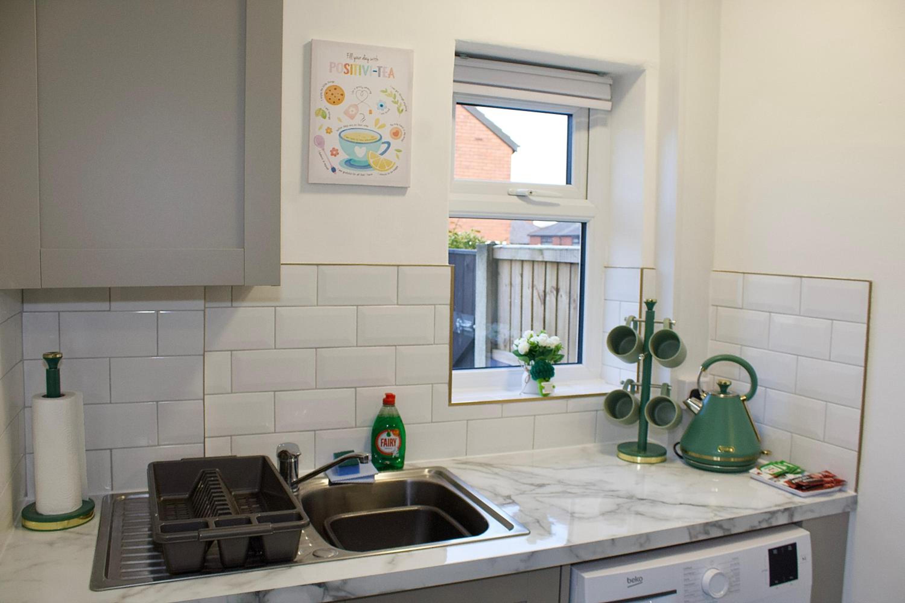 Cosy 2-Bed Home Near St Helens Centre - Free WiFi