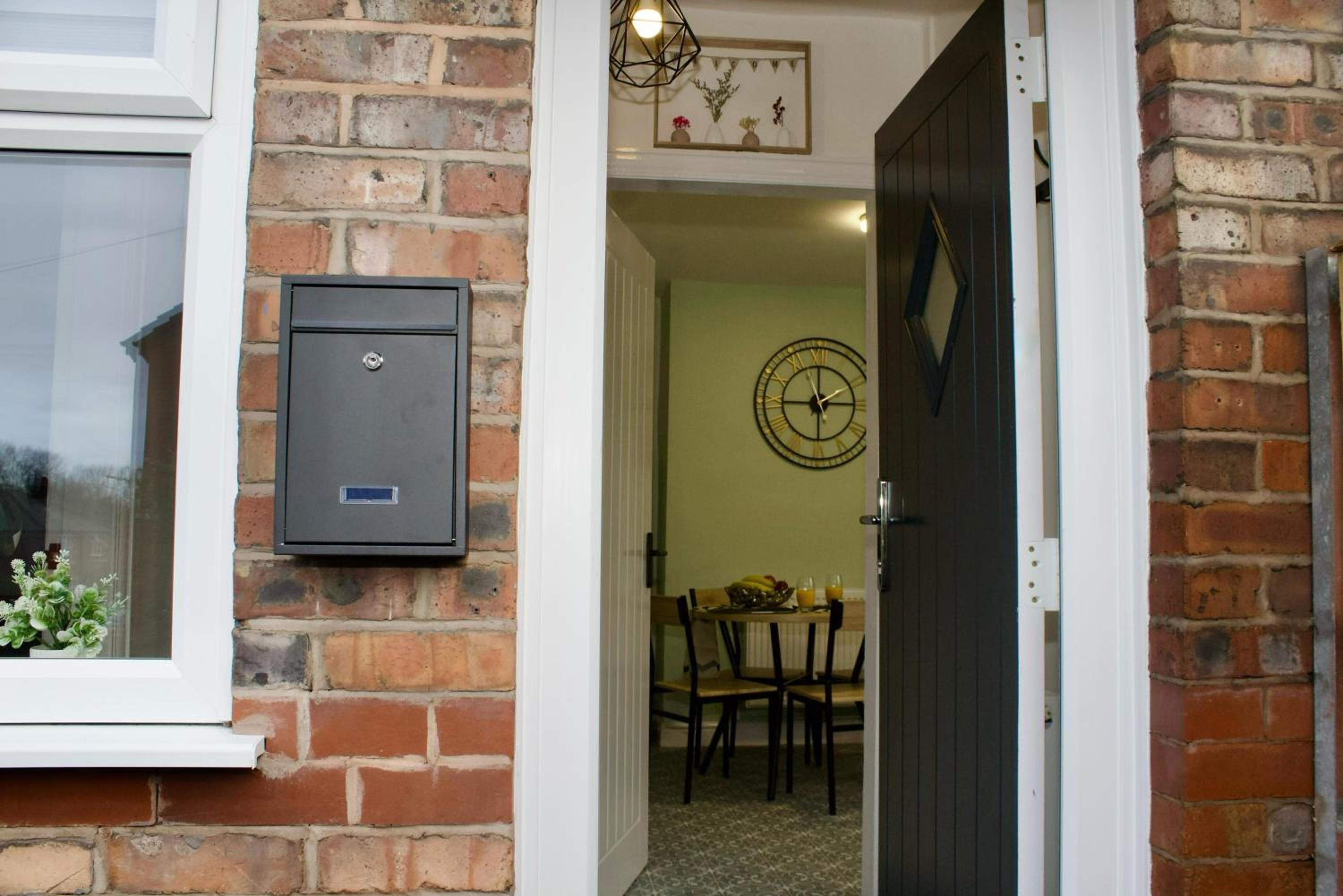 Cosy 2-Bed Home Near St Helens Centre - Free WiFi