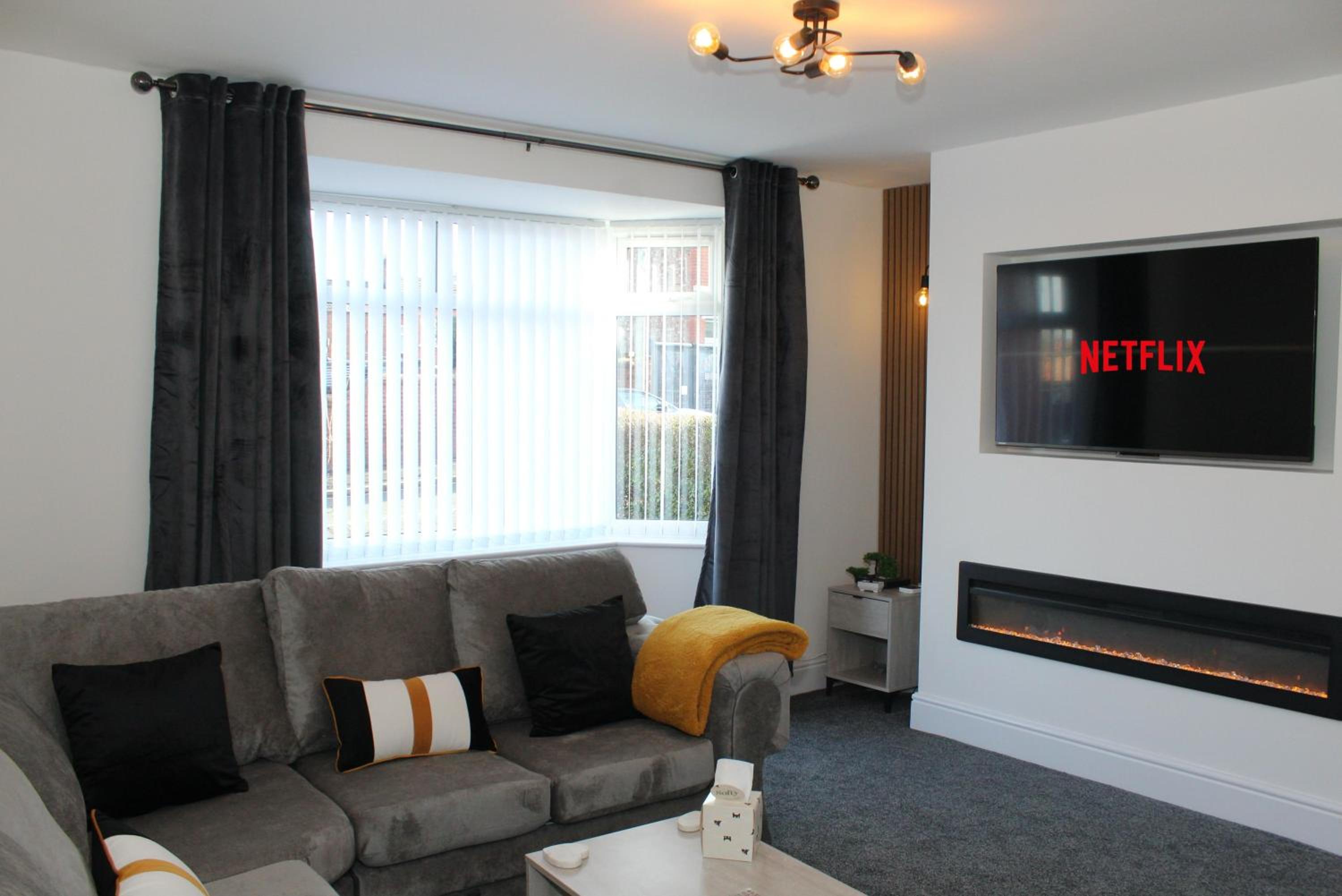 Cosy 2-Bed Home Near St Helens Centre - Free WiFi