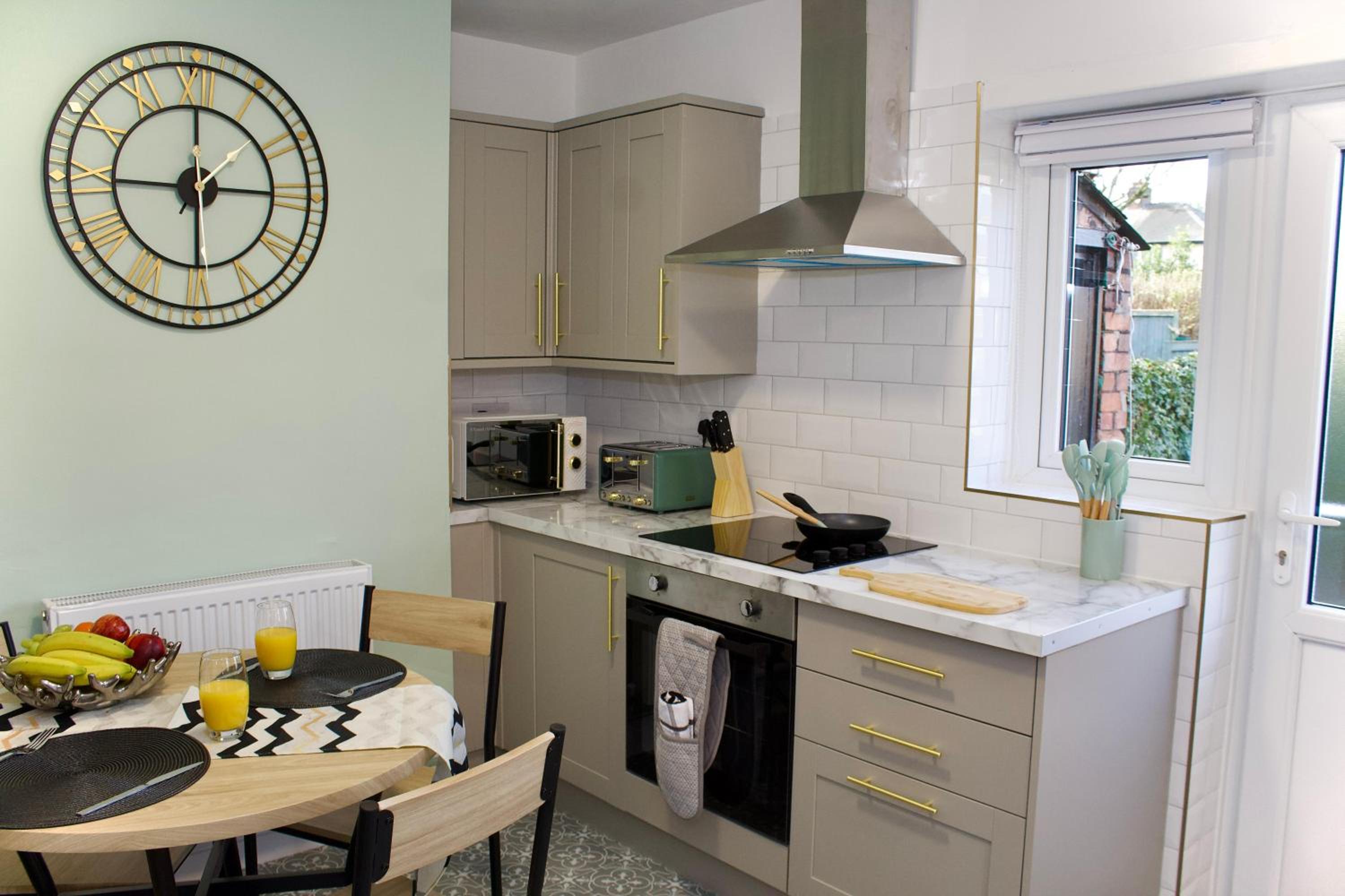 Cosy 2-Bed Home Near St Helens Centre - Free WiFi