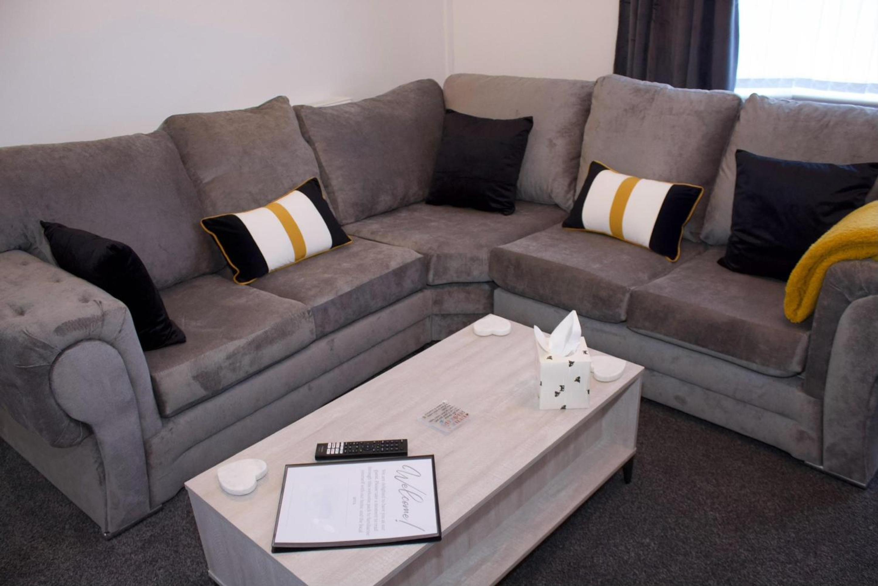 Cosy 2-Bed Home Near St Helens Centre - Free WiFi