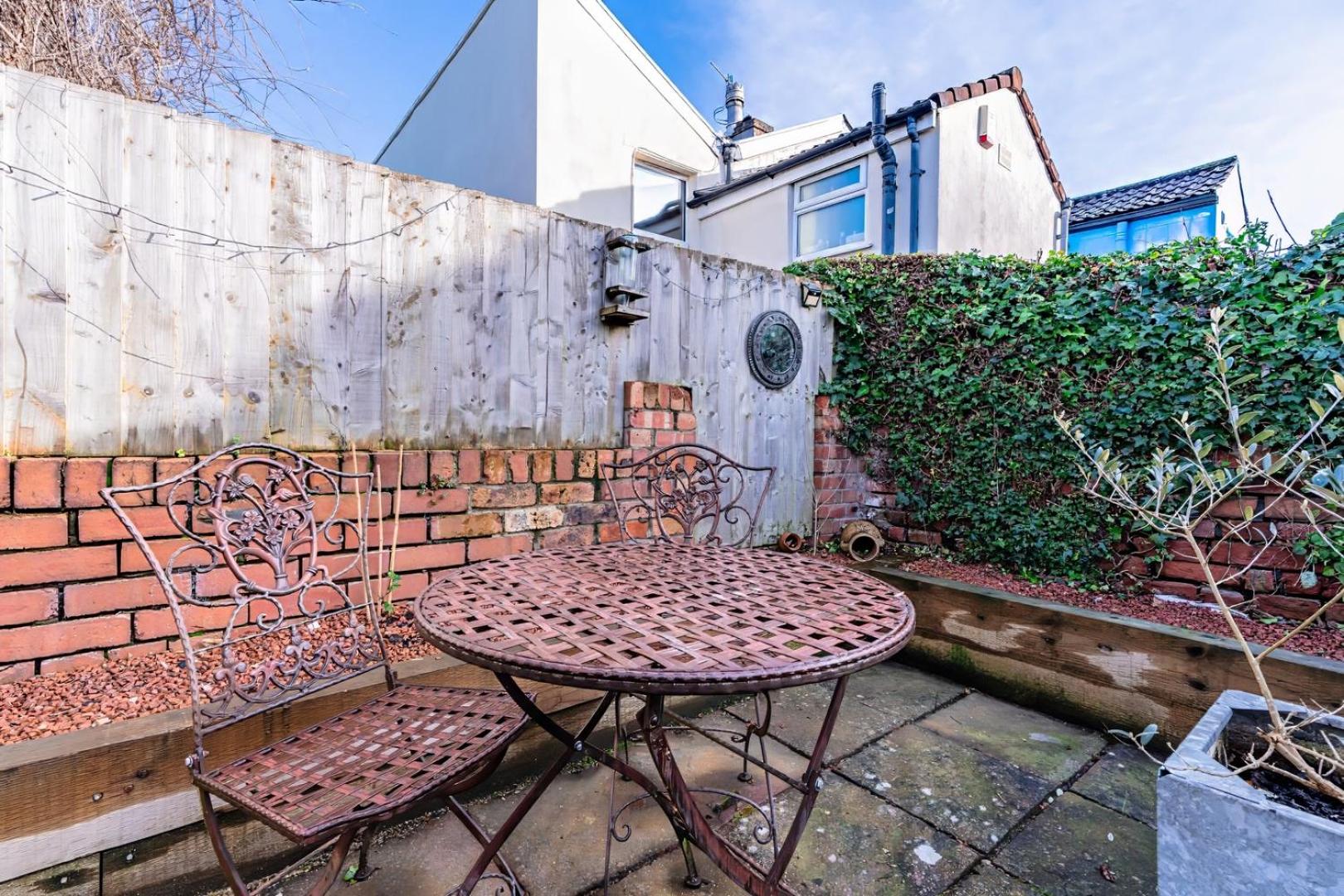 Garden Flat with Private Sauna and Wood Burner