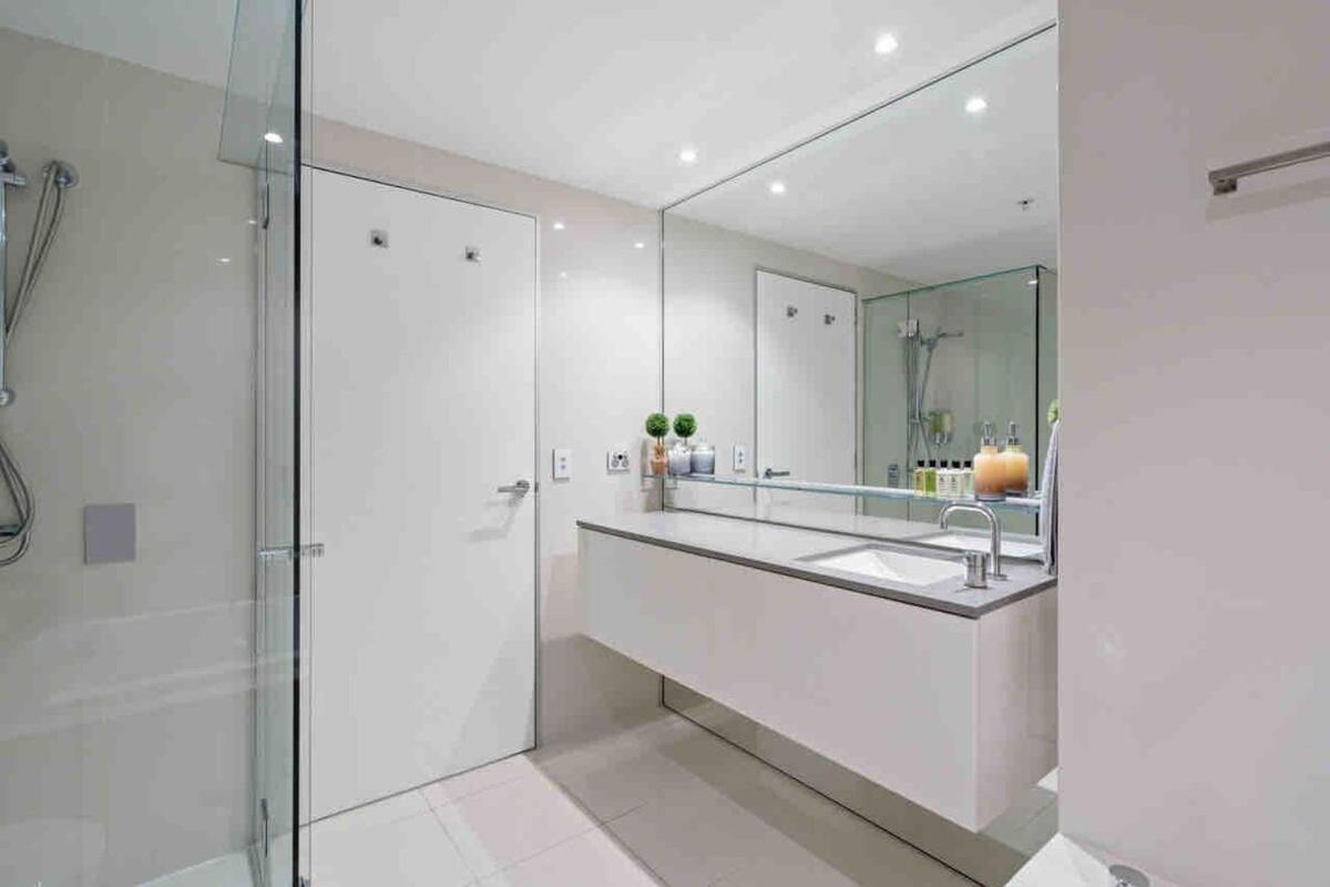 Mantra Circle on Cavill High Floor Spa Luxury