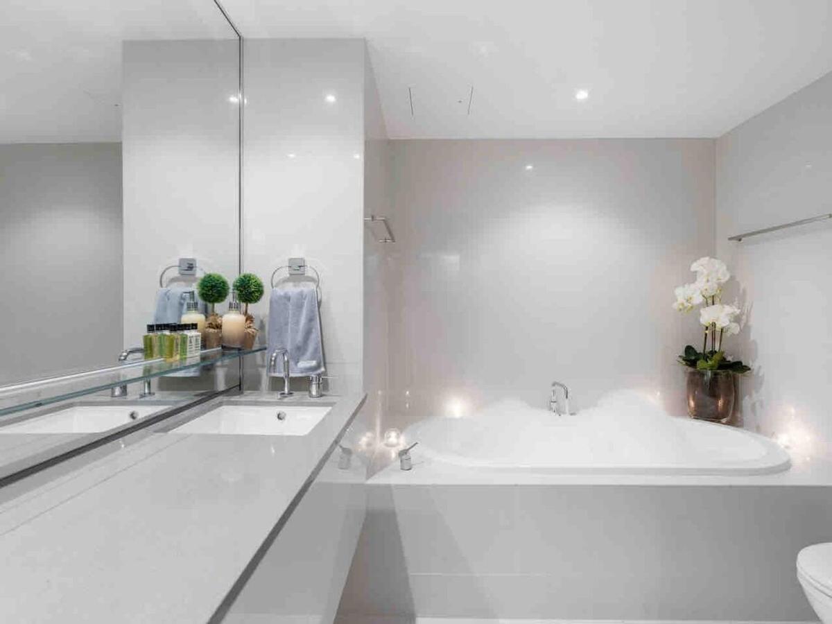 Mantra Circle on Cavill High Floor Spa Luxury