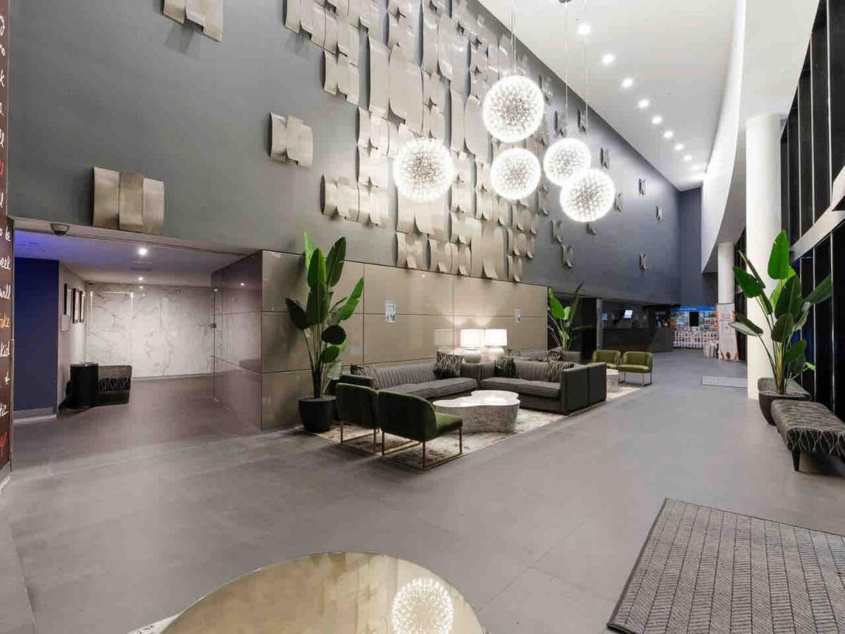 Mantra Circle on Cavill High Floor Spa Luxury