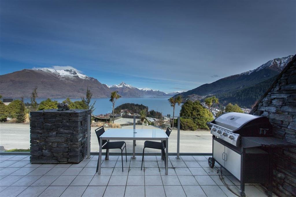 Downtown Queenstown Apartment view 5
