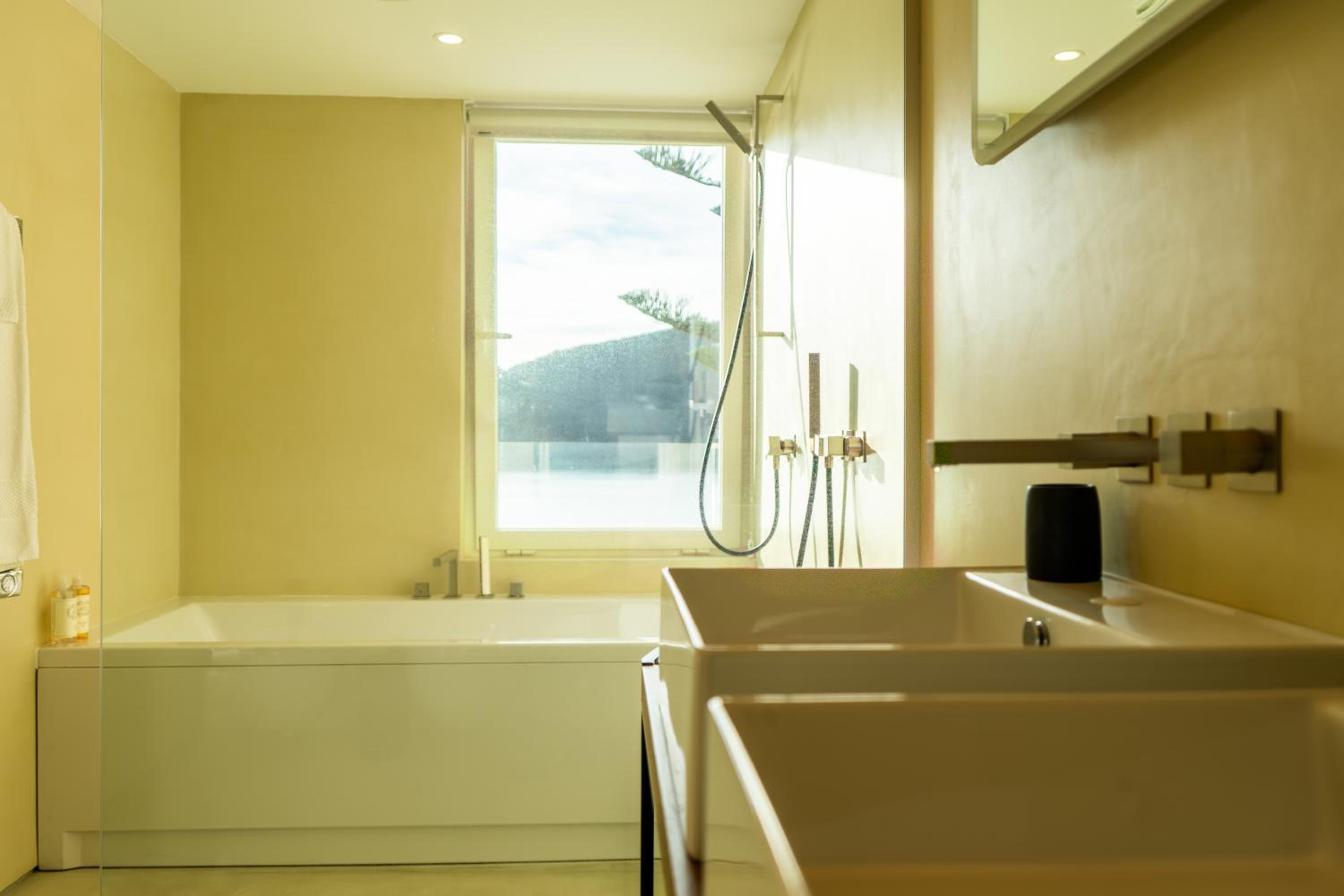 Silveira Bay Lounge Retreat