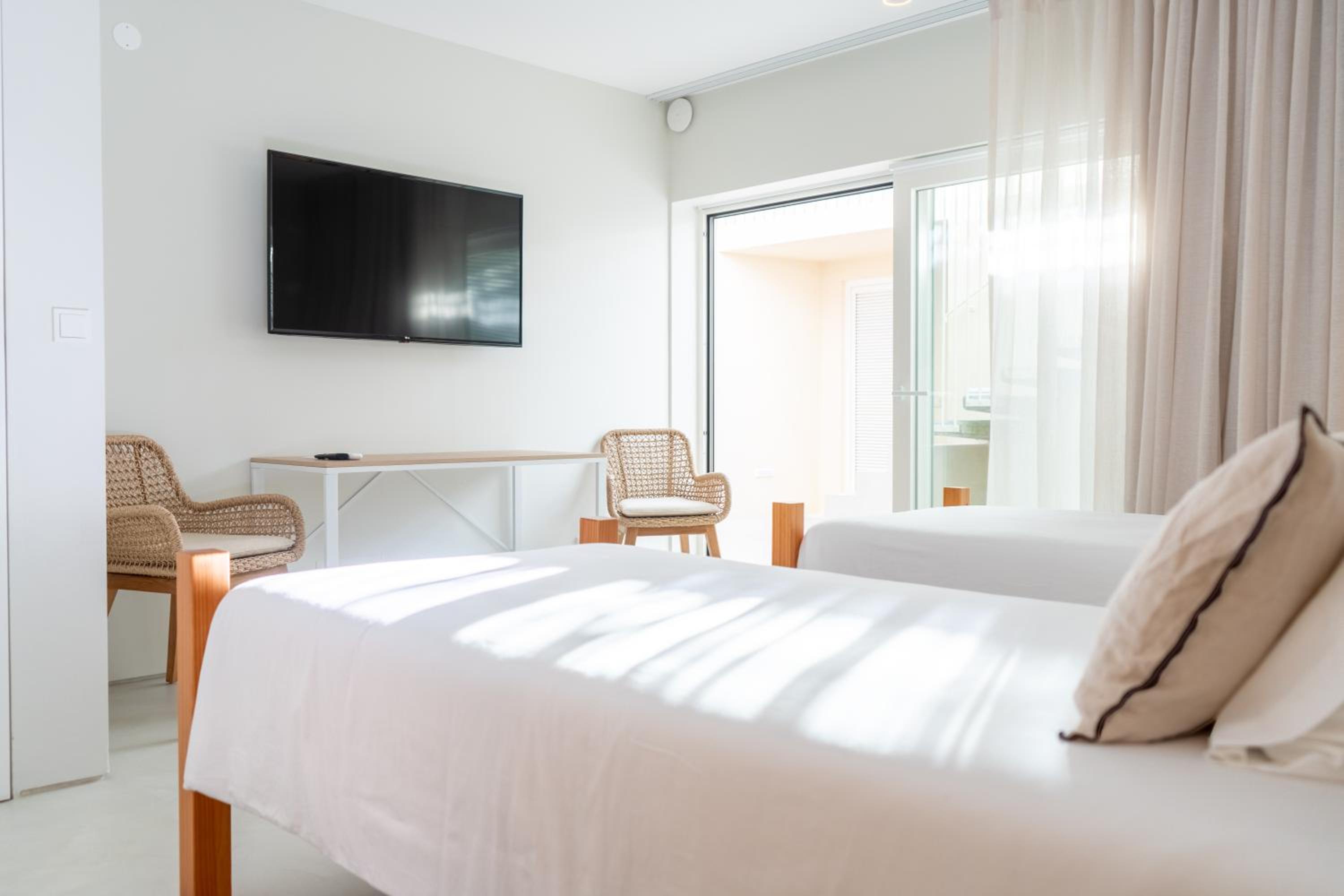 Silveira Bay Lounge Retreat