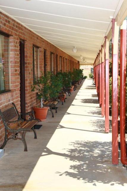 Wondai Colonial Motel & Ivory's Restaurant