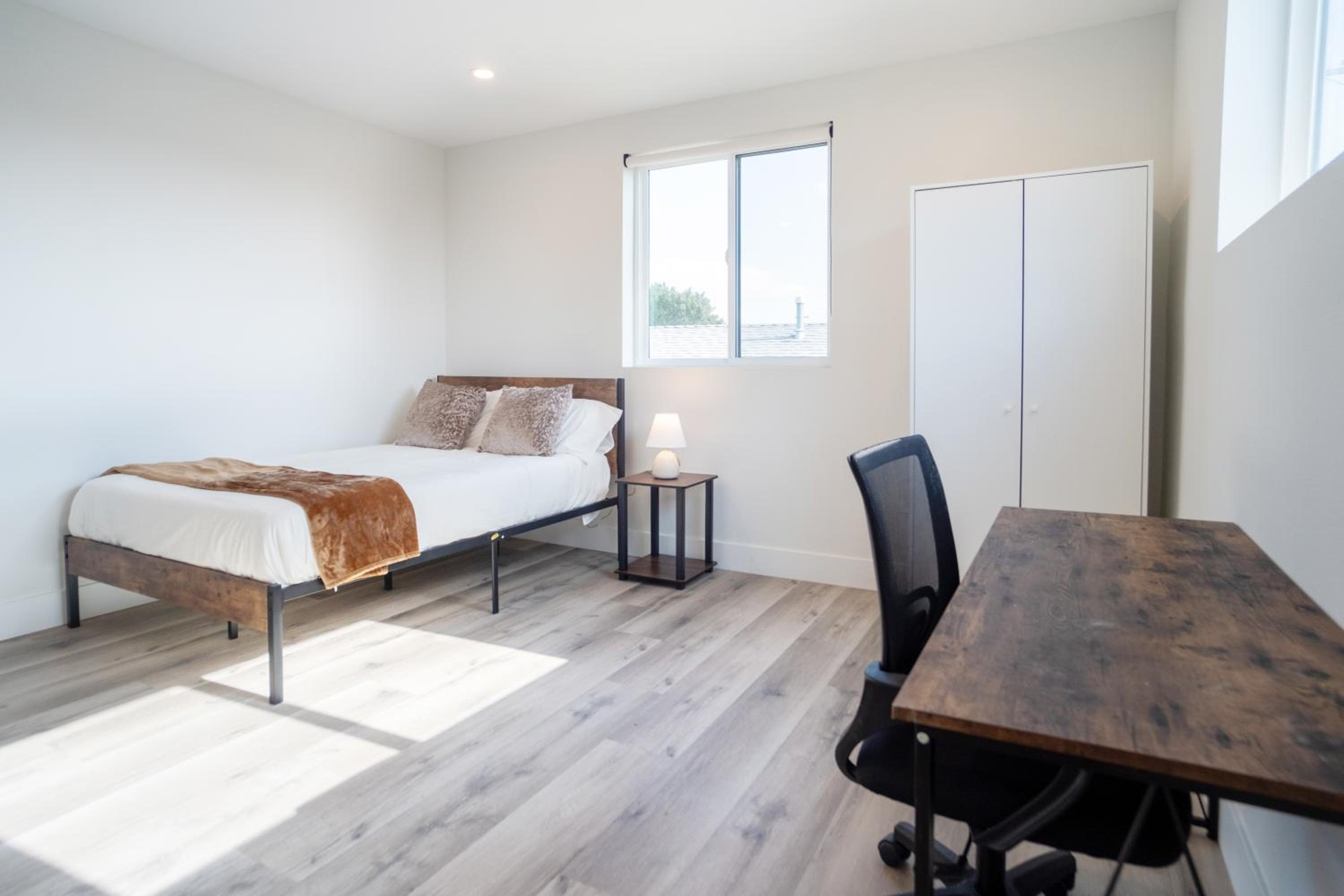 Cozy LA Retreat Near USC Steps to Koreatown & Downtown