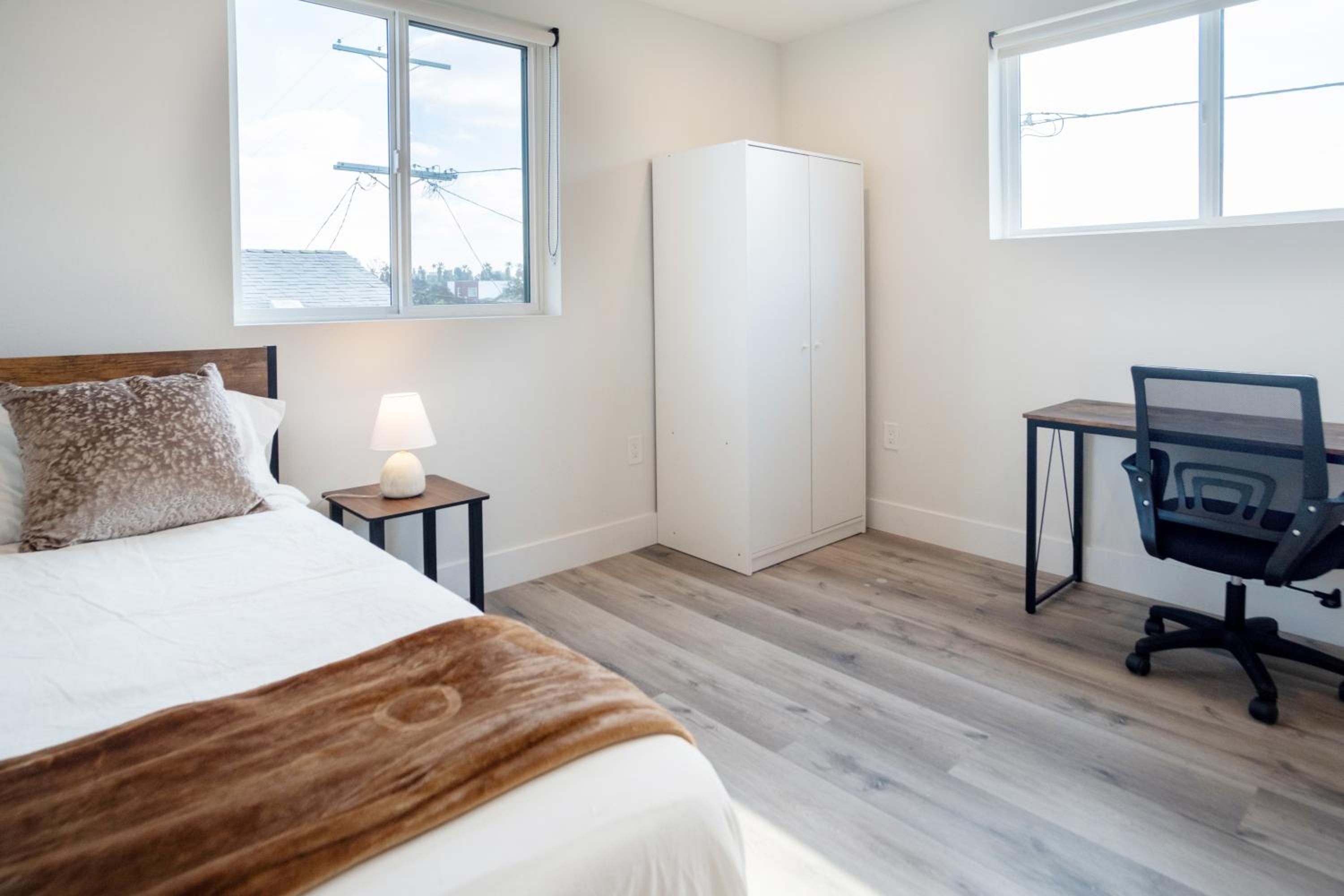 Cozy LA Retreat Near USC Steps to Koreatown & Downtown
